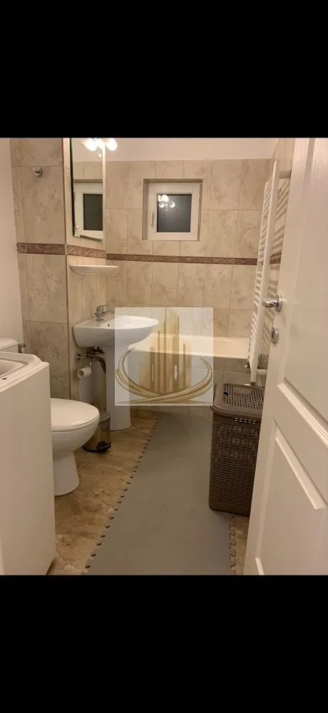 Ap 2 cam, Renovat | Centrală Proprie | Mobilat și Utilat | IULIUS TOWN - Echipa Grand Mobilis Imobiliare vă propune spre vânzare un apartament cochet, amenajat cu bun gust, situat în Calea Aradului, una dintre cele mai apreciate și căutate zone rezidențiale din nordul Timișoarei.

Apartamentul este amplasat la etajul 2 din 5 al imobilului și reprezintă alegerea ideală atât pentru o familie sau un cuplu, cât și pentru investiție, datorită poziției excelente și cererii ridicate pentru închiriere din această zonă.

Proprietatea a fost renovată integral în anul 2015, beneficiind de centrală termică proprie pe gaz, instalație electrică și instalație sanitară schimbate, oferind astfel viitorului proprietar confort, siguranță și costuri reduse de întreținere. Mai mult, în cursul acestui an apartamentul a fost proaspăt igienizat și zugrăvit, fiind pregătit pentru mutare imediată.

Locuința se vinde complet mobilată și utilată, exact cum se prezintă în fotografii. Amenajarea interioară se remarcă printr-un design modern și armonios, realizat cu materiale de calitate, mobilier atent ales și o cromatică elegantă, care creează un ambient primitor și confortabil. Totul este pregătit astfel încât noul proprietar să se poată muta fără a mai fi necesare investiții suplimentare.

Unul dintre cele mai importante avantaje ale proprietății îl reprezintă poziționarea excelentă. Apartamentul este situat într-o zonă liniștită, dar foarte bine conectată cu restul orașului. La doar câteva minute de mers pe jos se află Iulius Town, supermarketuri, restaurante, cafenele, săli de fitness, farmacii, școli, grădinițe, licee, parcuri și zone verzi, bazine de înot, precum și stații ale mijloacelor de transport în comun. Totodată, accesul către principalele artere de circulație ale orașului este rapid și facil, facilitând deplasarea către orice zonă a Timișoarei.

Datorită stării foarte bune, faptului că se vinde complet mobilat și utilat, precum și amplasării într-una dintre cele mai căutate zone ale orașului, această proprietate reprezintă o oportunitate excelentă atât pentru locuire, cât și pentru investiție, oferind un potențial ridicat de închiriere și un raport foarte bun între preț, locație și calitate.

Pentru mai multe informații și programarea unei vizionări, vă invităm să contactați echipa Grand Mobilis Imobiliare!