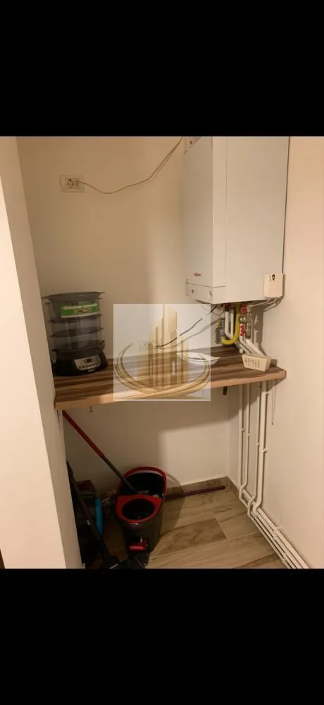 Ap 2 cam, Renovat | Centrală Proprie | Mobilat și Utilat | IULIUS TOWN - Echipa Grand Mobilis Imobiliare vă propune spre vânzare un apartament cochet, amenajat cu bun gust, situat în Calea Aradului, una dintre cele mai apreciate și căutate zone rezidențiale din nordul Timișoarei.

Apartamentul este amplasat la etajul 2 din 5 al imobilului și reprezintă alegerea ideală atât pentru o familie sau un cuplu, cât și pentru investiție, datorită poziției excelente și cererii ridicate pentru închiriere din această zonă.

Proprietatea a fost renovată integral în anul 2015, beneficiind de centrală termică proprie pe gaz, instalație electrică și instalație sanitară schimbate, oferind astfel viitorului proprietar confort, siguranță și costuri reduse de întreținere. Mai mult, în cursul acestui an apartamentul a fost proaspăt igienizat și zugrăvit, fiind pregătit pentru mutare imediată.

Locuința se vinde complet mobilată și utilată, exact cum se prezintă în fotografii. Amenajarea interioară se remarcă printr-un design modern și armonios, realizat cu materiale de calitate, mobilier atent ales și o cromatică elegantă, care creează un ambient primitor și confortabil. Totul este pregătit astfel încât noul proprietar să se poată muta fără a mai fi necesare investiții suplimentare.

Unul dintre cele mai importante avantaje ale proprietății îl reprezintă poziționarea excelentă. Apartamentul este situat într-o zonă liniștită, dar foarte bine conectată cu restul orașului. La doar câteva minute de mers pe jos se află Iulius Town, supermarketuri, restaurante, cafenele, săli de fitness, farmacii, școli, grădinițe, licee, parcuri și zone verzi, bazine de înot, precum și stații ale mijloacelor de transport în comun. Totodată, accesul către principalele artere de circulație ale orașului este rapid și facil, facilitând deplasarea către orice zonă a Timișoarei.

Datorită stării foarte bune, faptului că se vinde complet mobilat și utilat, precum și amplasării într-una dintre cele mai căutate zone ale orașului, această proprietate reprezintă o oportunitate excelentă atât pentru locuire, cât și pentru investiție, oferind un potențial ridicat de închiriere și un raport foarte bun între preț, locație și calitate.

Pentru mai multe informații și programarea unei vizionări, vă invităm să contactați echipa Grand Mobilis Imobiliare!