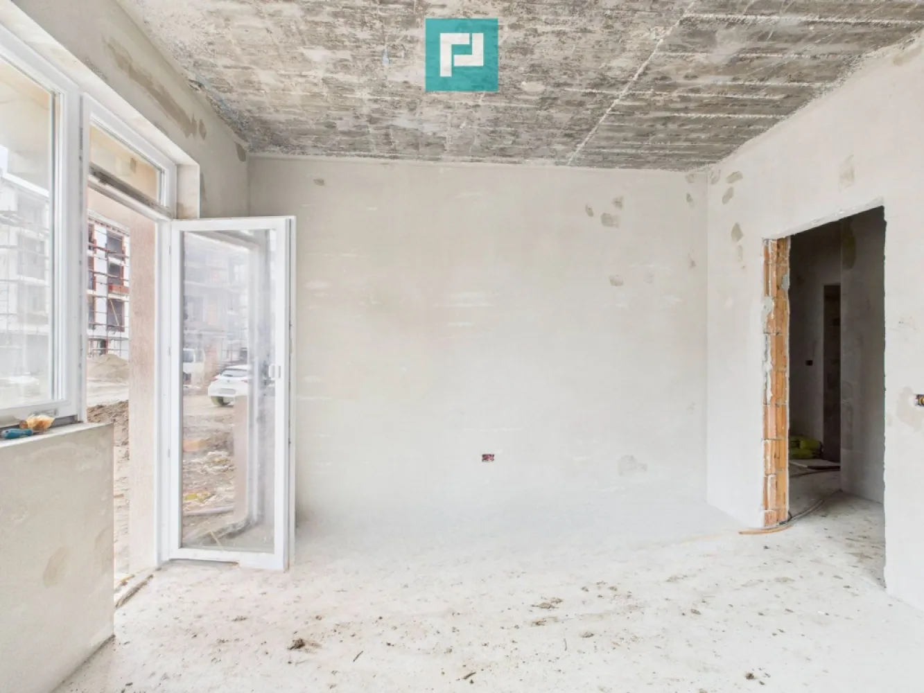 Apartament 3 camere cu curte proprie în Giroc - Apartament 3 camere – 81 mp, curte proprie, gata să-l personalizezi sau să-l transformi în SAD | Giroc Îți oferim spre vânzare un apartament de 3 camere, cu suprafață utilă de 81 mp, aflat la gri, cu termen de finalizare iunie 2026, situat într-o comună atât de primitoare precum Giroc, aproape de Timișoara, cu școli bune, infrastructură în dezvoltare și natură la doi pași. E șansa ta să-l personalizezi exact așa cum îți dorești, fără compromisuri. Caracteristici cheie: 3 camere | 81 mp utili Parter, cu intrare din două părți Curte exterioară proprie, destinată exclusiv acestui apartament Posibilitate de schimbare a destinației în SAD (spațiu comercial) Compartimentare eficientă, potrivită atât pentru locuire, cât și pentru activități profesionale Bloc intim, cu regim redus de înălțime Calitate a construcției: Zidărie solidă din cărămidă, cu izolație completă exterior–interior Pereți interiori din cărămidă + vată bazaltică – confort termic și izolare fonică excelentă Geamuri Salamander tripan – eficiență energetică și lumină naturală din plin Ușă metalică la intrare, uși interioare MDF Acoperiș cu țiglă de beton, durabil și rezistent în timp Ideal pentru: locuință personală cabinet medical / stomatologic birouri, salon, sediu firmă investiție cu randament bun Preț negociabil, în funcție de stadiul finalizării Finalizare estimată: iunie 2026 O oportunitate excelentă de a investi într-un apartament solid, versatil, într-o zonă liniștită, cu acces rapid către Timișoara și toate facilitățile necesare unui stil de viață echilibrat. Contactează-mă pentru vizionare sau detalii – sunt aici să te ajut să faci pasul acesta important! Consultant imobiliar : Laurențiu Caraman Telefon : 0721824896 Email : laurențiu.caraman@propertylab.ro CP2875939 }}