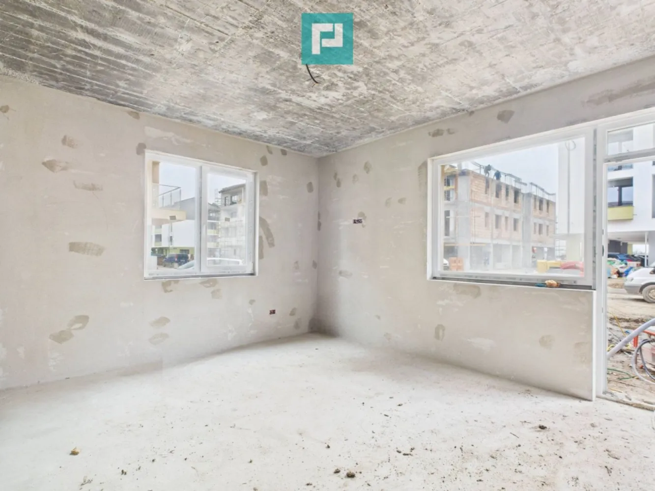 Apartament 3 camere cu curte proprie în Giroc - Apartament 3 camere – 81 mp, curte proprie, gata să-l personalizezi sau să-l transformi în SAD | Giroc Îți oferim spre vânzare un apartament de 3 camere, cu suprafață utilă de 81 mp, aflat la gri, cu termen de finalizare iunie 2026, situat într-o comună atât de primitoare precum Giroc, aproape de Timișoara, cu școli bune, infrastructură în dezvoltare și natură la doi pași. E șansa ta să-l personalizezi exact așa cum îți dorești, fără compromisuri. Caracteristici cheie: 3 camere | 81 mp utili Parter, cu intrare din două părți Curte exterioară proprie, destinată exclusiv acestui apartament Posibilitate de schimbare a destinației în SAD (spațiu comercial) Compartimentare eficientă, potrivită atât pentru locuire, cât și pentru activități profesionale Bloc intim, cu regim redus de înălțime Calitate a construcției: Zidărie solidă din cărămidă, cu izolație completă exterior–interior Pereți interiori din cărămidă + vată bazaltică – confort termic și izolare fonică excelentă Geamuri Salamander tripan – eficiență energetică și lumină naturală din plin Ușă metalică la intrare, uși interioare MDF Acoperiș cu țiglă de beton, durabil și rezistent în timp Ideal pentru: locuință personală cabinet medical / stomatologic birouri, salon, sediu firmă investiție cu randament bun Preț negociabil, în funcție de stadiul finalizării Finalizare estimată: iunie 2026 O oportunitate excelentă de a investi într-un apartament solid, versatil, într-o zonă liniștită, cu acces rapid către Timișoara și toate facilitățile necesare unui stil de viață echilibrat. Contactează-mă pentru vizionare sau detalii – sunt aici să te ajut să faci pasul acesta important! Consultant imobiliar : Laurențiu Caraman Telefon : 0721824896 Email : laurențiu.caraman@propertylab.ro CP2875939 }}