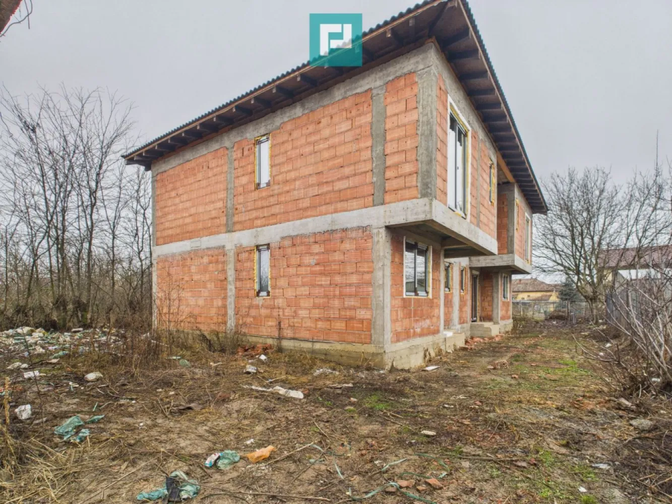 Duplex confortabil și retras în Chisoda - Duplex solid, izolat fonic, liniște profundă și intimitate Acest duplex solid, construit cu grijă pentru confortul tău viitor, este locul unde liniștea nu e un compromis, ci o promisiune. Datorită izolației duble față de peretele vecinului, te bucuri de intimitate reală și liniște profundă, într-o zonă foarte retrasă, ferită de agitație. Construit ca să reziste și să te protejeze: Zidărie din cărămidă, cu izolație completă Pereți interiori din cărămidă cu vată bazaltică pentru confort termic excelent și izolare fonică superioară Ferestre Salamander tripan, pentru lumină naturală din plin și eficiență energetică Ușă metalică la intrare și uși interioare din MDF, elegante și rezistente Acoperiș din țiglă de beton, solid, durabil, gândit pentru zeci de ani Ce îl face cu adevărat special: Dublu izolat față de peretele vecinului – rar și extrem de valoros Liniște profundă, ideală pentru odihnă, lucru de acasă sau viață de familie Zonă foarte retrasă, unde te poți deconecta cu adevărat Este genul de loc în care: diminețile sunt calme, serile sunt tăcute, iar „acasă” chiar înseamnă siguranță și confort Dacă simți că asta cauți — un spațiu solid, bine gândit, unde liniștea e la ea acasă — te invit să mă contactezi pentru mai multe detalii. Consultant imobiliar : Laurentiu Caraman Telefon : 0721824896 Email : laurentiu.caraman@propertylab.ro CP2875888 }}