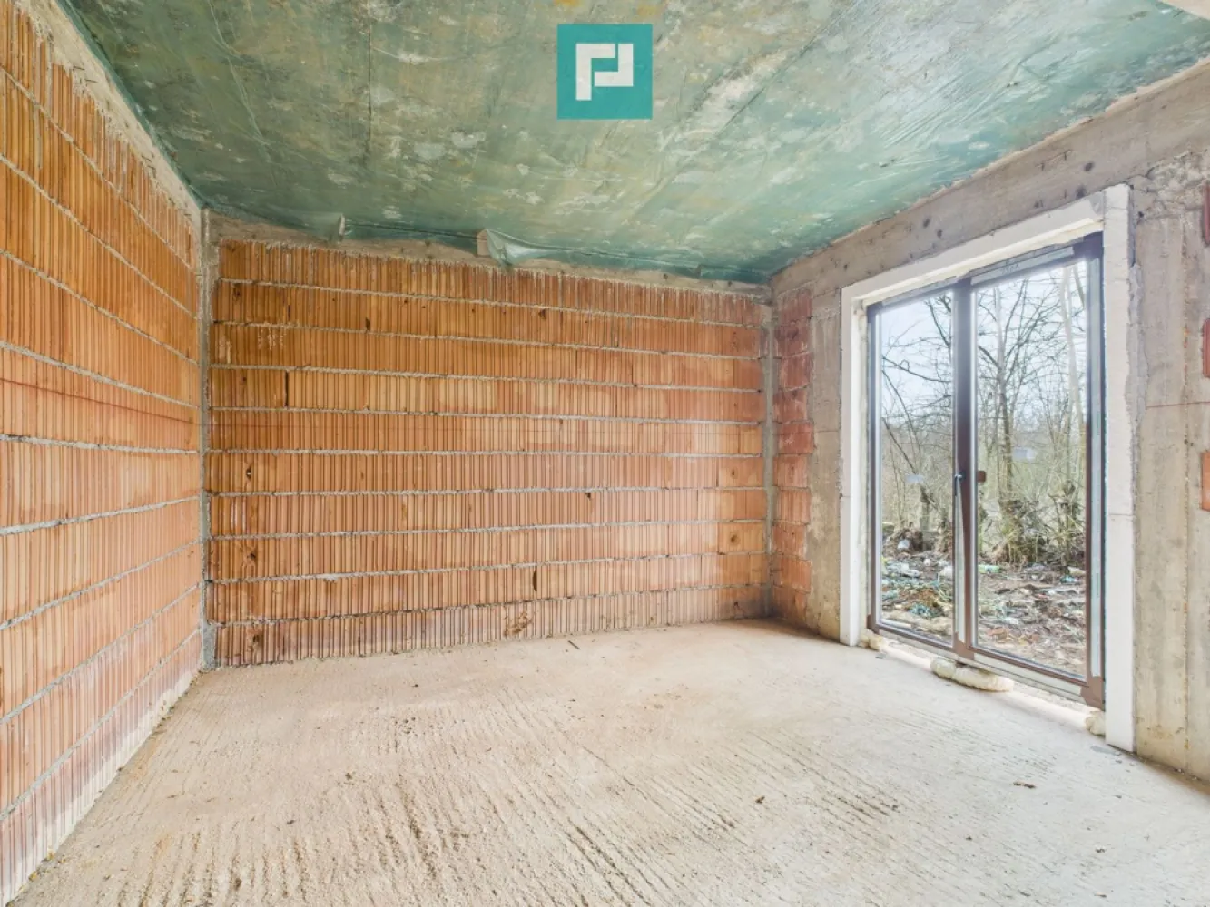 Duplex confortabil și retras în Chisoda - Duplex solid, izolat fonic, liniște profundă și intimitate Acest duplex solid, construit cu grijă pentru confortul tău viitor, este locul unde liniștea nu e un compromis, ci o promisiune. Datorită izolației duble față de peretele vecinului, te bucuri de intimitate reală și liniște profundă, într-o zonă foarte retrasă, ferită de agitație. Construit ca să reziste și să te protejeze: Zidărie din cărămidă, cu izolație completă Pereți interiori din cărămidă cu vată bazaltică pentru confort termic excelent și izolare fonică superioară Ferestre Salamander tripan, pentru lumină naturală din plin și eficiență energetică Ușă metalică la intrare și uși interioare din MDF, elegante și rezistente Acoperiș din țiglă de beton, solid, durabil, gândit pentru zeci de ani Ce îl face cu adevărat special: Dublu izolat față de peretele vecinului – rar și extrem de valoros Liniște profundă, ideală pentru odihnă, lucru de acasă sau viață de familie Zonă foarte retrasă, unde te poți deconecta cu adevărat Este genul de loc în care: diminețile sunt calme, serile sunt tăcute, iar „acasă” chiar înseamnă siguranță și confort Dacă simți că asta cauți — un spațiu solid, bine gândit, unde liniștea e la ea acasă — te invit să mă contactezi pentru mai multe detalii. Consultant imobiliar : Laurentiu Caraman Telefon : 0721824896 Email : laurentiu.caraman@propertylab.ro CP2875888 }}