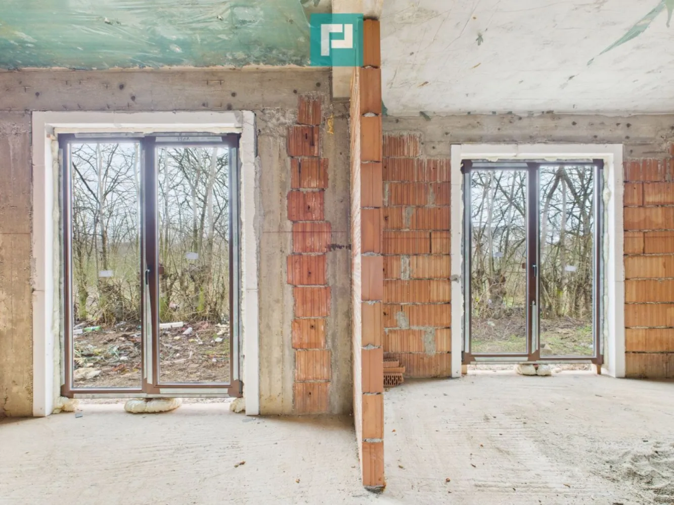 Duplex confortabil și retras în Chisoda - Duplex solid, izolat fonic, liniște profundă și intimitate Acest duplex solid, construit cu grijă pentru confortul tău viitor, este locul unde liniștea nu e un compromis, ci o promisiune. Datorită izolației duble față de peretele vecinului, te bucuri de intimitate reală și liniște profundă, într-o zonă foarte retrasă, ferită de agitație. Construit ca să reziste și să te protejeze: Zidărie din cărămidă, cu izolație completă Pereți interiori din cărămidă cu vată bazaltică pentru confort termic excelent și izolare fonică superioară Ferestre Salamander tripan, pentru lumină naturală din plin și eficiență energetică Ușă metalică la intrare și uși interioare din MDF, elegante și rezistente Acoperiș din țiglă de beton, solid, durabil, gândit pentru zeci de ani Ce îl face cu adevărat special: Dublu izolat față de peretele vecinului – rar și extrem de valoros Liniște profundă, ideală pentru odihnă, lucru de acasă sau viață de familie Zonă foarte retrasă, unde te poți deconecta cu adevărat Este genul de loc în care: diminețile sunt calme, serile sunt tăcute, iar „acasă” chiar înseamnă siguranță și confort Dacă simți că asta cauți — un spațiu solid, bine gândit, unde liniștea e la ea acasă — te invit să mă contactezi pentru mai multe detalii. Consultant imobiliar : Laurentiu Caraman Telefon : 0721824896 Email : laurentiu.caraman@propertylab.ro CP2875888 }}