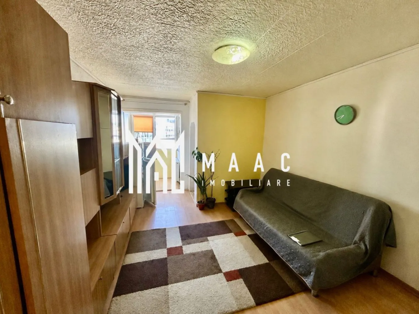 Apartament 1 camera I City Residence I Balcon - MAAC Imobiliare vă propune spre vânzare o garsonieră, situată la etajul 3 al unui imobil cu 4 etaje, în zona Gării.

 Detalii proprietate
Suprafață utilă: 24 mp + balcon
Compartimentare: cameră, bucătărie, baie, balcon
Etaj: 3/4
Necesită renovare – ideal pentru amenajare după propriul gust

📍 Avantaje
Zonă excelentă, cu acces rapid către punctele de interes
În apropiere de gară, mijloace de transport în comun, magazine (Penny, Mega), farmacii și școli
Potrivită pentru investiție (închiriere) sau locuință proprie
Priveliște plăcută, ideală pentru relaxare
Pentru mai multe detalii și programarea unei vizionări, vă rugăm să precizați telefonic că ați văzut anunțul: CP3113376