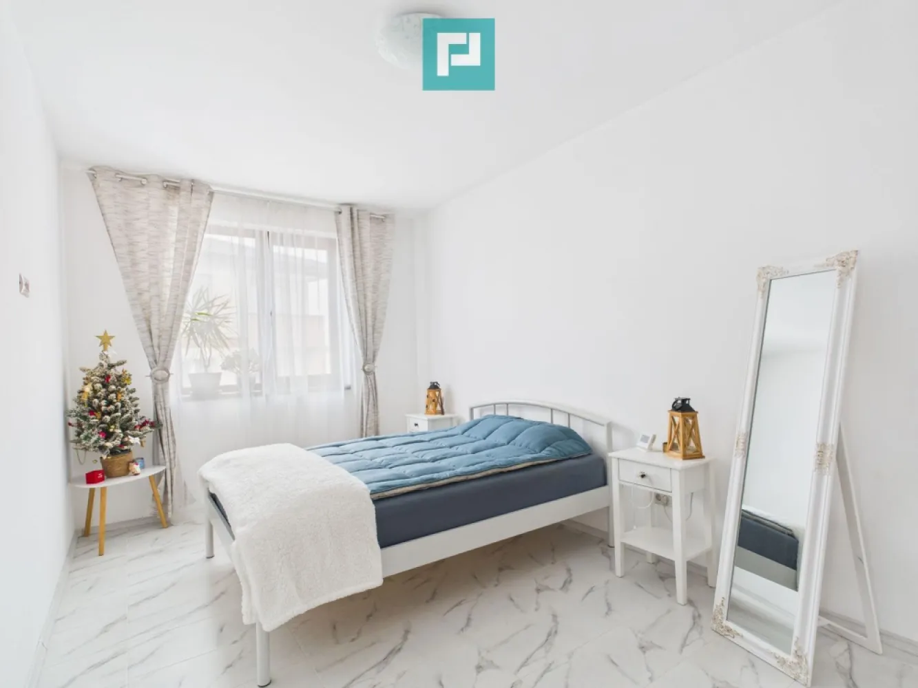 Apartament 2 camere complet mobilat in Chișoda - Un apartament care produce valoare, nu doar chirie – investiție premium în Chișoda. Acest apartament de 2 camere, 47 mp, situat în inima Chișodei, lângă restaurantul Cuina, este genul de loc care îmbină stilul, confortul și randamentul. Complet mobilat și utilat lux, este pregătit pentru închiriere imediată — fără costuri suplimentare, fără timp pierdut, fără compromisuri. Locație excelentă, aproape de restaurante, magazine, mijloace de transport și puncte de interes Zonă în plină dezvoltare, cu cerere constantă pentru chirii Randament bun pentru închiriere pe termen lung sau regim hotelier Aspect premium, care atrage chiriași de calitate Balcon de 3 mp – un plus de valoare la închiriere Încălzire în pardoseală + aer condiționat – costuri eficiente și confort Baie cu cadă – detaliu apreciat de chiriași Pod pe toată suprafața apartamentului – spațiu extra ce diferențiază proprietatea Parcare privata cu poarta automata si loc de parcare inclus in CF . Etaj 2 din 2 – liniște, intimitate și lumină naturală Este tipul de proprietate care se închiriază ușor, se apreciază în timp și îți păstrează capitalul în siguranță. Consultant imobiliar : Laurentiu Caraman Telefon : 0721824896 Email : laurentiu.caraman@propertylab.ro CP2875492 }}