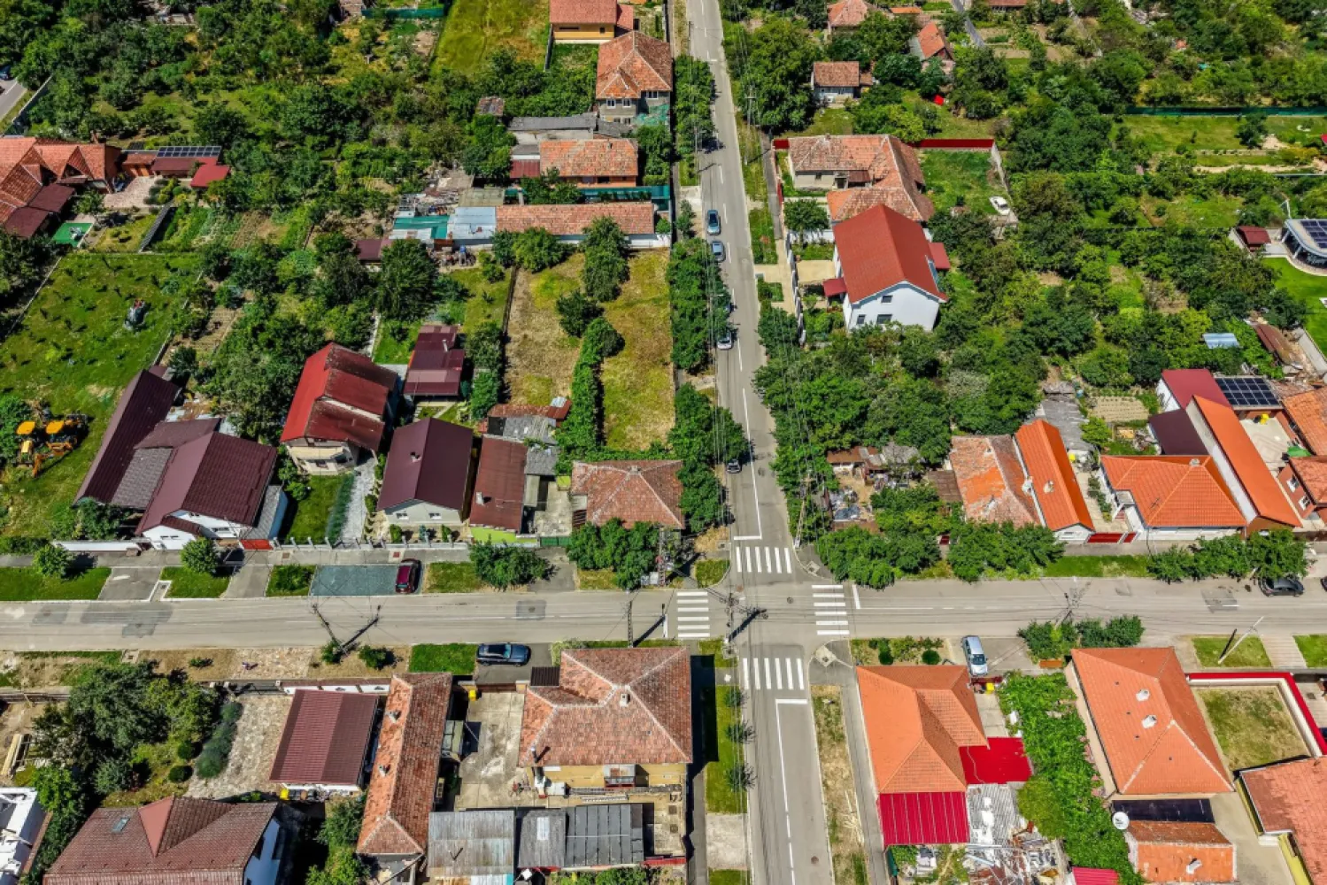 Casă cu teren 1018 mp și 2 fronturi stradale- Bujac - Casa, construită din cărămidă solidă, se află pe un teren generos de 1018 mp, cu două fronturi stradale, oferind multiple posibilități de compartimentare, extindere sau chiar dezvoltare imobiliară.
🔹 Detalii principale:
Suprafață teren: 1018 mp
Front stradal total: 70 ml (2 străzi)
Construcție: cărămidă
Stare: necesită renovare (ideal pentru personalizare totală)
Pivniță: foarte bine izolată, fără infiltrații
Grădină mare, potrivită pentru livadă sau construcție suplimentară
🔹 Avantaje:
Zonă liniștită și bine cotată din Bujac
Toate utilitățile în zonă

Preț:129.000€
Nu dispui de toată suma? Te ajutăm noi gratuit! Îți obținem oferte de la 16 bănci.
Ai o proprietate de vânzare în Arad și vrei să știi cât valorează cu adevărat?
Sună-mă pentru o evaluare gratuită, fără obligații.

📞 Contact:
Lucian Marc – Consultant Imobiliar
📱 0746 093 329
🏢 ACASĂ | Agenție Imobiliară Arad
📍 Bulevardul Decebal 2, Arad 310133