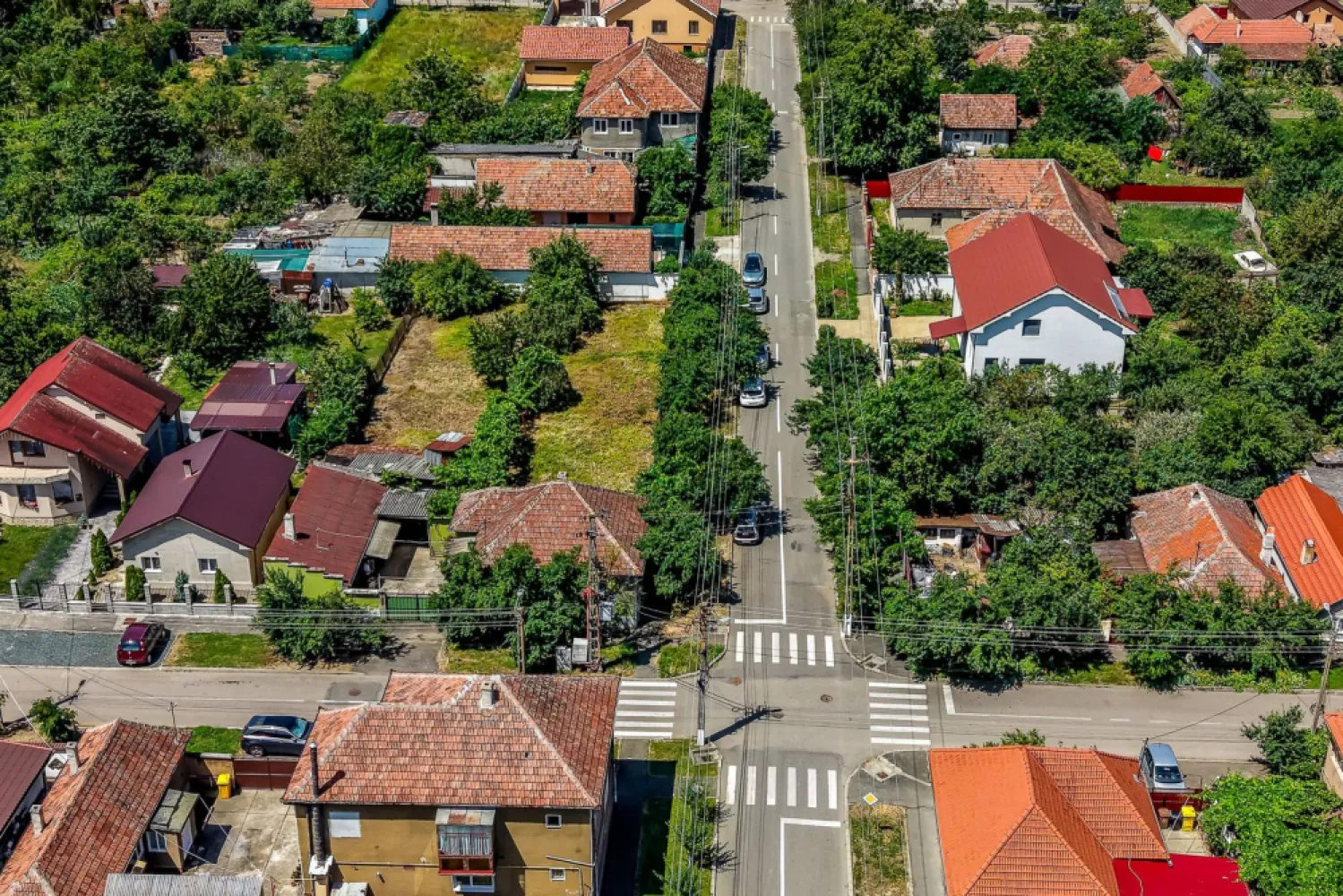 Casă cu teren 1018 mp și 2 fronturi stradale- Bujac - Casa, construită din cărămidă solidă, se află pe un teren generos de 1018 mp, cu două fronturi stradale, oferind multiple posibilități de compartimentare, extindere sau chiar dezvoltare imobiliară.
🔹 Detalii principale:
Suprafață teren: 1018 mp
Front stradal total: 70 ml (2 străzi)
Construcție: cărămidă
Stare: necesită renovare (ideal pentru personalizare totală)
Pivniță: foarte bine izolată, fără infiltrații
Grădină mare, potrivită pentru livadă sau construcție suplimentară
🔹 Avantaje:
Zonă liniștită și bine cotată din Bujac
Toate utilitățile în zonă

Preț:129.000€
Nu dispui de toată suma? Te ajutăm noi gratuit! Îți obținem oferte de la 16 bănci.
Ai o proprietate de vânzare în Arad și vrei să știi cât valorează cu adevărat?
Sună-mă pentru o evaluare gratuită, fără obligații.

📞 Contact:
Lucian Marc – Consultant Imobiliar
📱 0746 093 329
🏢 ACASĂ | Agenție Imobiliară Arad
📍 Bulevardul Decebal 2, Arad 310133