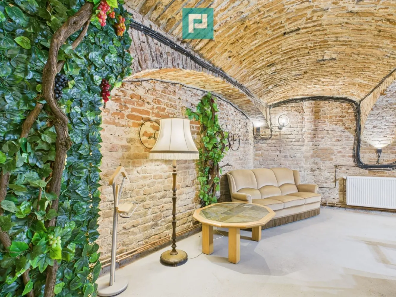 Eleganță subterană - pivniță exclusivistă Arad - De închiriat – Pivniță unicat arhitectural| Spațiu premium | Zona centrală – Arad Vă propun spre închiriere un spațiu cu adevărat special, o pivniță unicat, situată în zona centrală a Aradului, cu o suprafață utilă de 162 mp, ideală pentru activități care necesită un cadru diferit, elegant și impresionant! Caracteristici principale: Pivniță spectaculoasă cu bolte din cărămidă Suprafață utilă: 162 mp Zonă centrală Spațiu modern, spațios și deosebit Scări granit cu iluminare led Finisaje premium Centrală proprie 2 băi 2 ieșiri (funcționalitate și siguranță) Compartimentare versatilă Supraveghere video Pretabil pentru: Activități cu risc scăzut (cele mai potrivite) Depozitare, depozit pentru: vinuri, băuturi alcoolice (fără degustare publică) produse nealimentare arhivă documente materiale promoționale fără acces public, fără activitate comercială directă spațiu privat / hobby cramă personală spațiu de colecție atelier de creație (artă, sculptură, restaurare) studio foto/video (fără public) birou / activitate administrativă birou individual sediu firmă fără public activitate intelectuală (consultant, IT, contabilitate) cu personal redus (1–3 persoane) producție artizanală mică maturare vin, brânzeturi producție artizanală fără foc deschis ambalare / etichetare spațiu de degustare PRIVAT degustări ocazionale evenimente nepublice, pe bază de invitație depozit premium showroom (diverse concepte) cramă / wine bar privat club privat pe bază de invitații Orice activitate care necesită un spațiu atipic, cu personalitate și impact vizual! Atmosfera sa aparte, combinația dintre elementele arhitecturale și finisajele moderne transformă această pivniță, într-o alegere excelentă pentru proiecte care ies din tipare! Disponibil imediat acest refugiu urban de lux - pivniță premium în centrul Aradului! Pentru detalii suplimentare și programarea unei vizionări asistate, nu ezitați să mă contactați! Jeanina Câmpan - consultant imobiliar Propertylab Telefon: 0760672985 Email: jeanina.campan@propertylab.ro Eleganță subterană - pivniță exclusivistă Arad CP2872702 }}