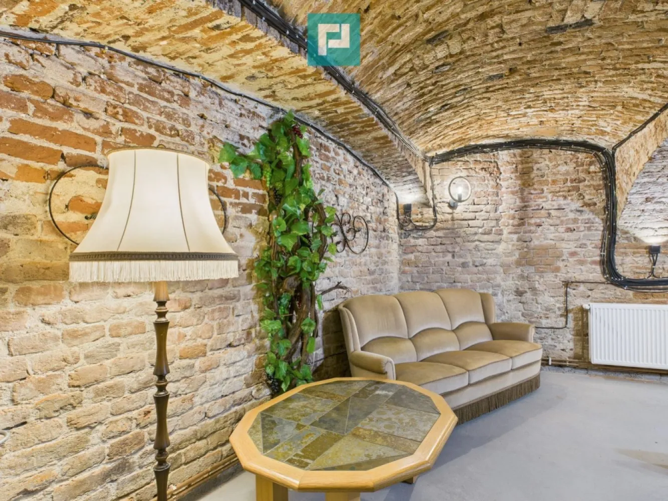 Eleganță subterană - pivniță exclusivistă Arad - De închiriat – Pivniță unicat arhitectural| Spațiu premium | Zona centrală – Arad Vă propun spre închiriere un spațiu cu adevărat special, o pivniță unicat, situată în zona centrală a Aradului, cu o suprafață utilă de 162 mp, ideală pentru activități care necesită un cadru diferit, elegant și impresionant! Caracteristici principale: Pivniță spectaculoasă cu bolte din cărămidă Suprafață utilă: 162 mp Zonă centrală Spațiu modern, spațios și deosebit Scări granit cu iluminare led Finisaje premium Centrală proprie 2 băi 2 ieșiri (funcționalitate și siguranță) Compartimentare versatilă Supraveghere video Pretabil pentru: Activități cu risc scăzut (cele mai potrivite) Depozitare, depozit pentru: vinuri, băuturi alcoolice (fără degustare publică) produse nealimentare arhivă documente materiale promoționale fără acces public, fără activitate comercială directă spațiu privat / hobby cramă personală spațiu de colecție atelier de creație (artă, sculptură, restaurare) studio foto/video (fără public) birou / activitate administrativă birou individual sediu firmă fără public activitate intelectuală (consultant, IT, contabilitate) cu personal redus (1–3 persoane) producție artizanală mică maturare vin, brânzeturi producție artizanală fără foc deschis ambalare / etichetare spațiu de degustare PRIVAT degustări ocazionale evenimente nepublice, pe bază de invitație depozit premium showroom (diverse concepte) cramă / wine bar privat club privat pe bază de invitații Orice activitate care necesită un spațiu atipic, cu personalitate și impact vizual! Atmosfera sa aparte, combinația dintre elementele arhitecturale și finisajele moderne transformă această pivniță, într-o alegere excelentă pentru proiecte care ies din tipare! Disponibil imediat acest refugiu urban de lux - pivniță premium în centrul Aradului! Pentru detalii suplimentare și programarea unei vizionări asistate, nu ezitați să mă contactați! Jeanina Câmpan - consultant imobiliar Propertylab Telefon: 0760672985 Email: jeanina.campan@propertylab.ro Eleganță subterană - pivniță exclusivistă Arad CP2872702 }}