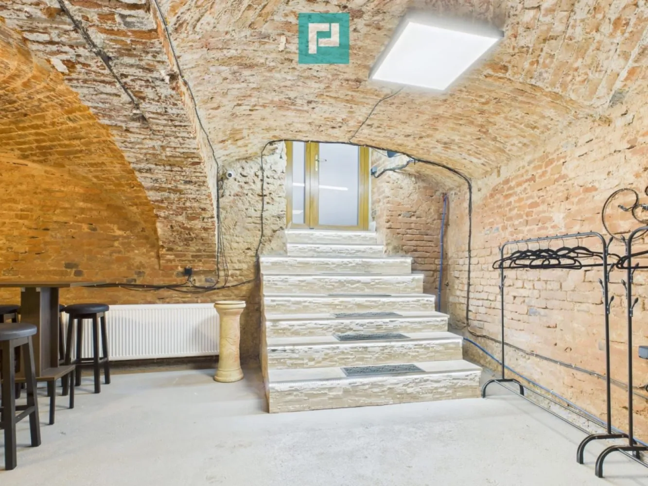 Eleganță subterană - pivniță exclusivistă Arad - De închiriat – Pivniță unicat arhitectural| Spațiu premium | Zona centrală – Arad Vă propun spre închiriere un spațiu cu adevărat special, o pivniță unicat, situată în zona centrală a Aradului, cu o suprafață utilă de 162 mp, ideală pentru activități care necesită un cadru diferit, elegant și impresionant! Caracteristici principale: Pivniță spectaculoasă cu bolte din cărămidă Suprafață utilă: 162 mp Zonă centrală Spațiu modern, spațios și deosebit Scări granit cu iluminare led Finisaje premium Centrală proprie 2 băi 2 ieșiri (funcționalitate și siguranță) Compartimentare versatilă Supraveghere video Pretabil pentru: Activități cu risc scăzut (cele mai potrivite) Depozitare, depozit pentru: vinuri, băuturi alcoolice (fără degustare publică) produse nealimentare arhivă documente materiale promoționale fără acces public, fără activitate comercială directă spațiu privat / hobby cramă personală spațiu de colecție atelier de creație (artă, sculptură, restaurare) studio foto/video (fără public) birou / activitate administrativă birou individual sediu firmă fără public activitate intelectuală (consultant, IT, contabilitate) cu personal redus (1–3 persoane) producție artizanală mică maturare vin, brânzeturi producție artizanală fără foc deschis ambalare / etichetare spațiu de degustare PRIVAT degustări ocazionale evenimente nepublice, pe bază de invitație depozit premium showroom (diverse concepte) cramă / wine bar privat club privat pe bază de invitații Orice activitate care necesită un spațiu atipic, cu personalitate și impact vizual! Atmosfera sa aparte, combinația dintre elementele arhitecturale și finisajele moderne transformă această pivniță, într-o alegere excelentă pentru proiecte care ies din tipare! Disponibil imediat acest refugiu urban de lux - pivniță premium în centrul Aradului! Pentru detalii suplimentare și programarea unei vizionări asistate, nu ezitați să mă contactați! Jeanina Câmpan - consultant imobiliar Propertylab Telefon: 0760672985 Email: jeanina.campan@propertylab.ro Eleganță subterană - pivniță exclusivistă Arad CP2872702 }}