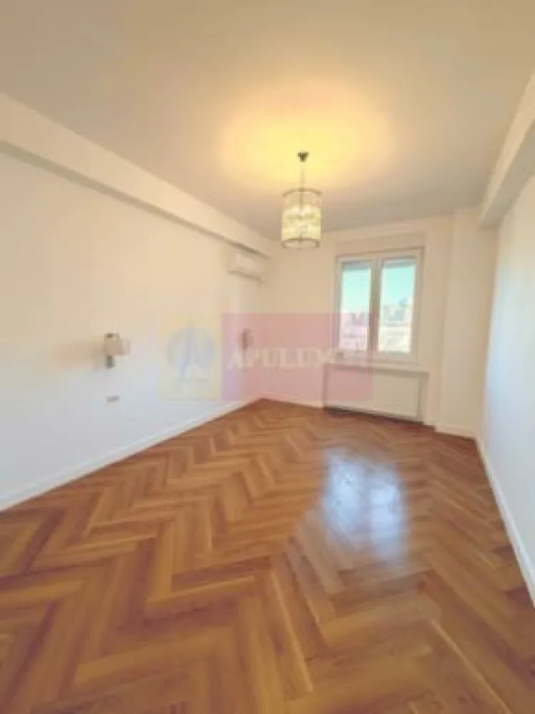 Apartament superb renovat integral Drumul Sarii. - Compania imobiliara Apulum 94 va propune un superb apartament de 2 camere situat stradal pe Drumul Sarii, intr-un imobil din 1960, tip rusesc, recunoscut pentru structura foarte solida , inaltimea camerelor care este de 3,20 m si spatialitatea camerelor , acest apartament avand o suprafata utila de 64 mp la care se adauga o boxa la subsol de 3, 60 mp. 
Apartamentul are deasupra un pod care il acopera in intregime, ceea ce face ca apartamentul sa fie mai calduros iarna si ma racoros vara. 
Interiorul apartamentului este refacut in totalitate, cu finisaje de foarte buna calitate, instalatii- electrica si sanitara schimbate, usa de intrare metalica, usi de interior din lemn, termopan Salamander Bluevolution tripan care izoleaza foarte bine atat fonic cat si termic, parchet din lemn SPC, faianta Marazzi, rulouri exterioare pe telecomanda, 2 aparate de aer conditionat LG, centrala termica noua Ariston Clas One 24 WIFI 24 KW, prize si intrerupatoare Biticino, corpuri de iluminat moderne. 
Zona este foarte linistita , cu parc in curtea interioara si are acces facil catre mijloacele de transport, la 10 minute este metroul Razoare, Mall Afi, gradinita, scoala. 
Pentru vizionare si mai multe detalii nu ezitati sa ma contactati pe nr 0733683446- Laura Ionescu.