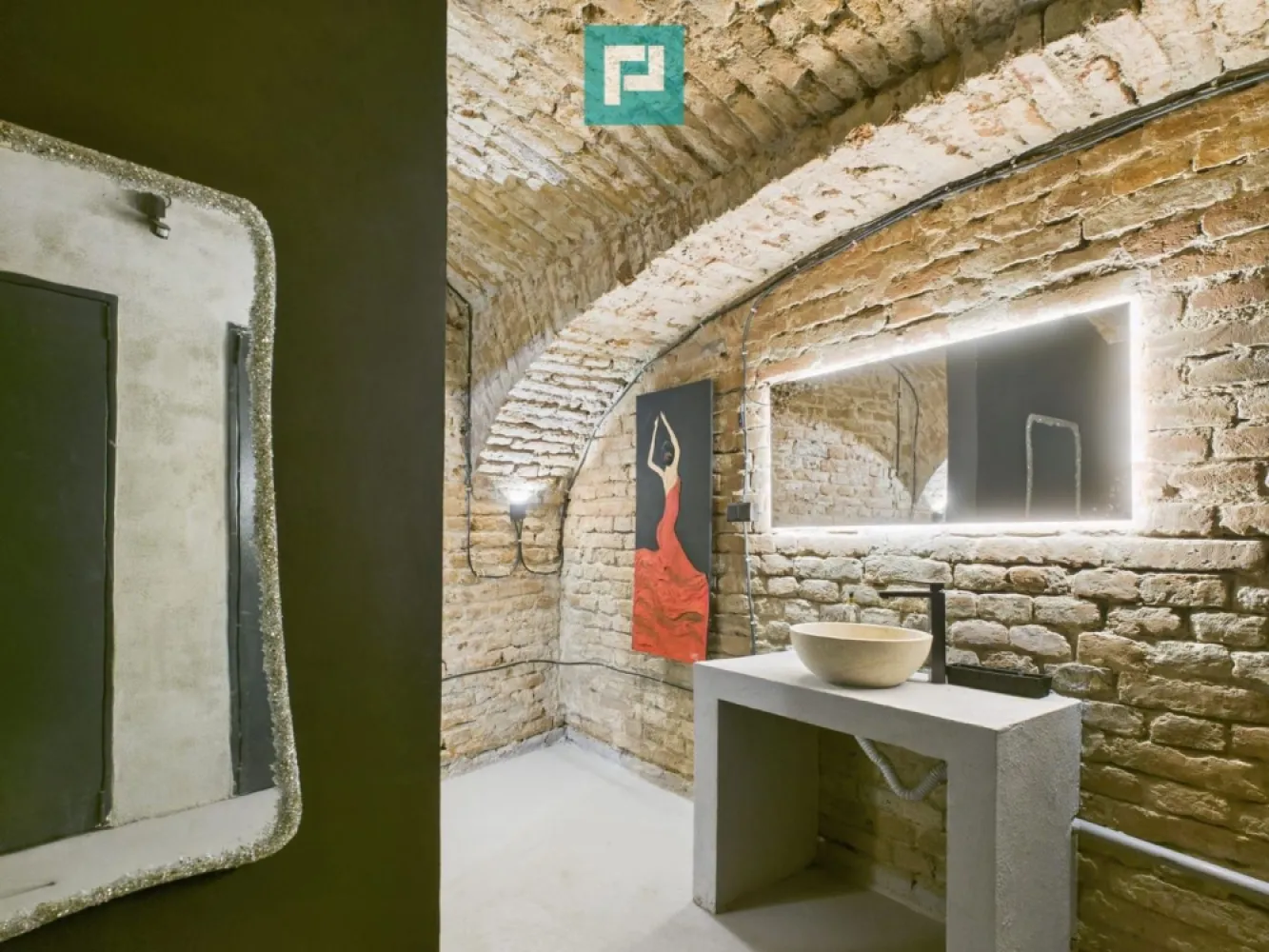 Eleganță subterană - pivniță exclusivistă Arad - De închiriat – Pivniță unicat arhitectural| Spațiu premium | Zona centrală – Arad Vă propun spre închiriere un spațiu cu adevărat special, o pivniță unicat, situată în zona centrală a Aradului, cu o suprafață utilă de 162 mp, ideală pentru activități care necesită un cadru diferit, elegant și impresionant! Caracteristici principale: Pivniță spectaculoasă cu bolte din cărămidă Suprafață utilă: 162 mp Zonă centrală Spațiu modern, spațios și deosebit Scări granit cu iluminare led Finisaje premium Centrală proprie 2 băi 2 ieșiri (funcționalitate și siguranță) Compartimentare versatilă Supraveghere video Pretabil pentru: Activități cu risc scăzut (cele mai potrivite) Depozitare, depozit pentru: vinuri, băuturi alcoolice (fără degustare publică) produse nealimentare arhivă documente materiale promoționale fără acces public, fără activitate comercială directă spațiu privat / hobby cramă personală spațiu de colecție atelier de creație (artă, sculptură, restaurare) studio foto/video (fără public) birou / activitate administrativă birou individual sediu firmă fără public activitate intelectuală (consultant, IT, contabilitate) cu personal redus (1–3 persoane) producție artizanală mică maturare vin, brânzeturi producție artizanală fără foc deschis ambalare / etichetare spațiu de degustare PRIVAT degustări ocazionale evenimente nepublice, pe bază de invitație depozit premium showroom (diverse concepte) cramă / wine bar privat club privat pe bază de invitații Orice activitate care necesită un spațiu atipic, cu personalitate și impact vizual! Atmosfera sa aparte, combinația dintre elementele arhitecturale și finisajele moderne transformă această pivniță, într-o alegere excelentă pentru proiecte care ies din tipare! Disponibil imediat acest refugiu urban de lux - pivniță premium în centrul Aradului! Pentru detalii suplimentare și programarea unei vizionări asistate, nu ezitați să mă contactați! Jeanina Câmpan - consultant imobiliar Propertylab Telefon: 0760672985 Email: jeanina.campan@propertylab.ro Eleganță subterană - pivniță exclusivistă Arad CP2872702 }}