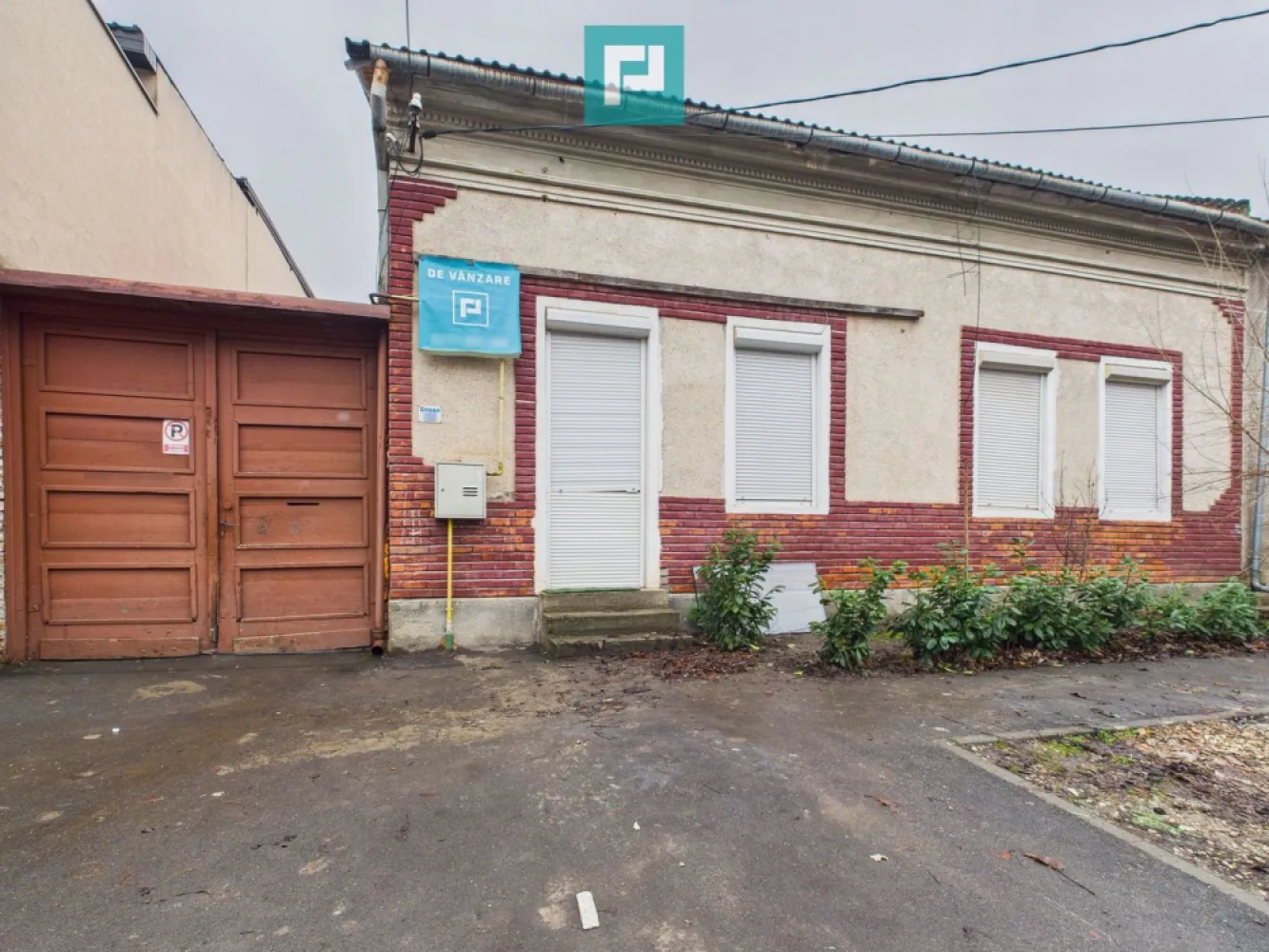 Casă+teren 661 mp în Mehala oportunitate excelentă - Casă 115 mp la stradă + teren 661 mp în Mehala, una dintre cele mai căutate zone din Timișoara. În Mehala, una dintre cele mai iubite și căutate zone din Timișoara, se află o proprietate cu potențial excelent pentru reconversie rezidențială, clinică medicală, cabinete, after school birouri sau investiție . Casa principală, situată la stradă și trecută în CF, are 115 mp pe parter, compartimentată în 3 camere (două dintre ele de 25 mp, orientate spre stradă), baie și bucătărie. Imobilul necesită renovare, oferind libertatea de a fi personalizat complet - fie ca locuință modernă, fie ca spațiu comercial atractiv. Locație premium în zona Mehala/Cetății, cu acces facil către punctele de interes Suprafață generoasă de teren (661 mp) într-o zonă cu densitate ridicată Versatilitate mare datorită numeroaselor anexe ce însumează o suprafață utilă considerabilă Teren total: 661 mp intravilan, împărțit astfel: 521 mp curte - ideală pentru parcări, terase, extinderi 140 mp grădină - spațiu verde, relaxare sau amenajare recreativă În curte există 4 anexe trecute în CF, însă fără acte, cu suprafețele: 95,4 mp 42,5 mp 19,1 mp 98,3 mp Acestea pot fi folosite ca depozit, birouri, ateliere, spații auxiliare sau demolate, pentru a valorifica terenul și a crea un proiect nou. Zonă premium Vizibilitate bună pentru activități comerciale Teren generos Potențial mare de dezvoltare Ideal pentru investitori sau antreprenori Consultant imobiliar : Laurentiu Caraman Telefon : 0721824896 Email : laurentiu.caraman@propertylab.ro CP2872640 }}