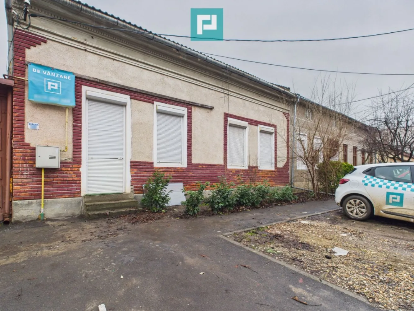 Casă+teren 661 mp în Mehala oportunitate excelentă - Casă 115 mp la stradă + teren 661 mp în Mehala, una dintre cele mai căutate zone din Timișoara. În Mehala, una dintre cele mai iubite și căutate zone din Timișoara, se află o proprietate cu potențial excelent pentru reconversie rezidențială, clinică medicală, cabinete, after school birouri sau investiție . Casa principală, situată la stradă și trecută în CF, are 115 mp pe parter, compartimentată în 3 camere (două dintre ele de 25 mp, orientate spre stradă), baie și bucătărie. Imobilul necesită renovare, oferind libertatea de a fi personalizat complet - fie ca locuință modernă, fie ca spațiu comercial atractiv. Locație premium în zona Mehala/Cetății, cu acces facil către punctele de interes Suprafață generoasă de teren (661 mp) într-o zonă cu densitate ridicată Versatilitate mare datorită numeroaselor anexe ce însumează o suprafață utilă considerabilă Teren total: 661 mp intravilan, împărțit astfel: 521 mp curte - ideală pentru parcări, terase, extinderi 140 mp grădină - spațiu verde, relaxare sau amenajare recreativă În curte există 4 anexe trecute în CF, însă fără acte, cu suprafețele: 95,4 mp 42,5 mp 19,1 mp 98,3 mp Acestea pot fi folosite ca depozit, birouri, ateliere, spații auxiliare sau demolate, pentru a valorifica terenul și a crea un proiect nou. Zonă premium Vizibilitate bună pentru activități comerciale Teren generos Potențial mare de dezvoltare Ideal pentru investitori sau antreprenori Consultant imobiliar : Laurentiu Caraman Telefon : 0721824896 Email : laurentiu.caraman@propertylab.ro CP2872640 }}