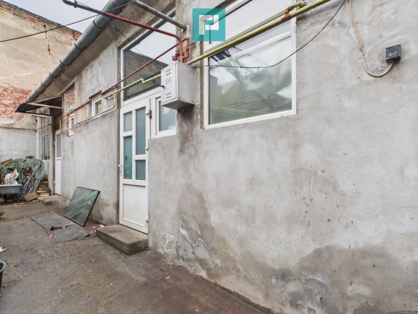 Casă+teren 661 mp în Mehala oportunitate excelentă - Casă 115 mp la stradă + teren 661 mp în Mehala, una dintre cele mai căutate zone din Timișoara. În Mehala, una dintre cele mai iubite și căutate zone din Timișoara, se află o proprietate cu potențial excelent pentru reconversie rezidențială, clinică medicală, cabinete, after school birouri sau investiție . Casa principală, situată la stradă și trecută în CF, are 115 mp pe parter, compartimentată în 3 camere (două dintre ele de 25 mp, orientate spre stradă), baie și bucătărie. Imobilul necesită renovare, oferind libertatea de a fi personalizat complet - fie ca locuință modernă, fie ca spațiu comercial atractiv. Locație premium în zona Mehala/Cetății, cu acces facil către punctele de interes Suprafață generoasă de teren (661 mp) într-o zonă cu densitate ridicată Versatilitate mare datorită numeroaselor anexe ce însumează o suprafață utilă considerabilă Teren total: 661 mp intravilan, împărțit astfel: 521 mp curte - ideală pentru parcări, terase, extinderi 140 mp grădină - spațiu verde, relaxare sau amenajare recreativă În curte există 4 anexe trecute în CF, însă fără acte, cu suprafețele: 95,4 mp 42,5 mp 19,1 mp 98,3 mp Acestea pot fi folosite ca depozit, birouri, ateliere, spații auxiliare sau demolate, pentru a valorifica terenul și a crea un proiect nou. Zonă premium Vizibilitate bună pentru activități comerciale Teren generos Potențial mare de dezvoltare Ideal pentru investitori sau antreprenori Consultant imobiliar : Laurentiu Caraman Telefon : 0721824896 Email : laurentiu.caraman@propertylab.ro CP2872640 }}