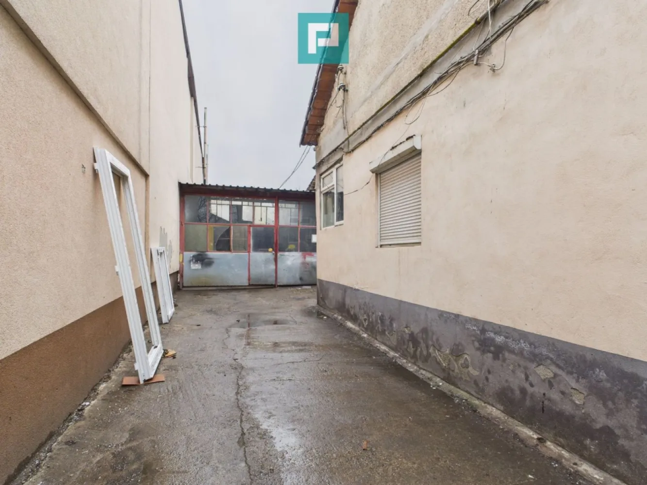 Casă+teren 661 mp în Mehala oportunitate excelentă - Casă 115 mp la stradă + teren 661 mp în Mehala, una dintre cele mai căutate zone din Timișoara. În Mehala, una dintre cele mai iubite și căutate zone din Timișoara, se află o proprietate cu potențial excelent pentru reconversie rezidențială, clinică medicală, cabinete, after school birouri sau investiție . Casa principală, situată la stradă și trecută în CF, are 115 mp pe parter, compartimentată în 3 camere (două dintre ele de 25 mp, orientate spre stradă), baie și bucătărie. Imobilul necesită renovare, oferind libertatea de a fi personalizat complet - fie ca locuință modernă, fie ca spațiu comercial atractiv. Locație premium în zona Mehala/Cetății, cu acces facil către punctele de interes Suprafață generoasă de teren (661 mp) într-o zonă cu densitate ridicată Versatilitate mare datorită numeroaselor anexe ce însumează o suprafață utilă considerabilă Teren total: 661 mp intravilan, împărțit astfel: 521 mp curte - ideală pentru parcări, terase, extinderi 140 mp grădină - spațiu verde, relaxare sau amenajare recreativă În curte există 4 anexe trecute în CF, însă fără acte, cu suprafețele: 95,4 mp 42,5 mp 19,1 mp 98,3 mp Acestea pot fi folosite ca depozit, birouri, ateliere, spații auxiliare sau demolate, pentru a valorifica terenul și a crea un proiect nou. Zonă premium Vizibilitate bună pentru activități comerciale Teren generos Potențial mare de dezvoltare Ideal pentru investitori sau antreprenori Consultant imobiliar : Laurentiu Caraman Telefon : 0721824896 Email : laurentiu.caraman@propertylab.ro CP2872640 }}