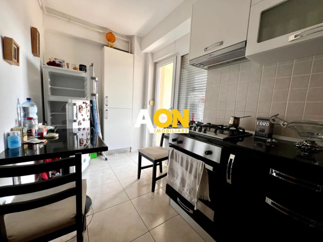 Apartament 1 cameră de vânzare | Etaj 2 | Bloc cu lift | Alba Iulia - Aon Imobiliare vă prezintă spre vânzare un apartament cu 1 cameră, situat în Alba Iulia, pe Bulevardul Ferdinand I, într-un imobil construit în anul 2013. Proprietatea este poziționată la etajul 2 și reprezintă o alegere excelentă atât pentru locuit, cât și pentru investiție.

Apartamentul are o compartimentare semidecomandată și o suprafață totală de 50,47 mp, incluzând balconul generos. Se vinde mobilat, fără echipamente electrocasnice, oferind posibilitatea amenajării după propriile preferințe.

Alte avantaje:
• bloc construit în 2013
• etaj 2
• lift în imobil
• loc de parcare inclus
• balcon spațios
• zonă cu acces facil către puncte de interes

Apartamentul oferă un spațiu luminos și bine compartimentat, fiind potrivit pentru persoane care caută confort și accesibilitate într-o zonă bine poziționată din Alba Iulia.

Pentru mai multe detalii sau programarea unei vizionări, vă stăm la dispoziție.CP3108054