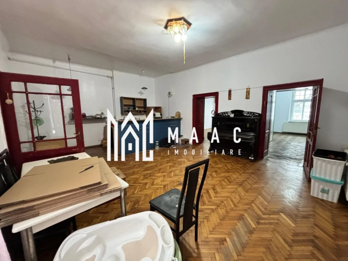Apartament 4 camere | Etaj 1 | Curte comuna | 114 MPU | Ultracentral - MAAC Imobiliare vă propune spre vânzare o proprietate cu potențial investițional ridicat, situată pe una dintre cele mai apreciate și căutate străzi din Sibiu. Proprietatea este vândută direct de la proprietar și este amplasată la parterul înalt / mezaninul unei clădiri cochete, cu doar 3 apartamente și 3 garsoniere, beneficiind de curte interioară și grădină privată. Detalii proprietate: Suprafață utilă: 114 mp Nevel: parter înalt / mezanin Pivniță la subsol Pod la ultimul nivel Acces la curte interioară Grădină în cotă indiviză de 23,13% Compartimentare actuală: Coridor de acces Hol Birou Baie WC separat Debara Living cu bucătărie open space 2 dormitoare Proprietatea oferă posibilitatea de dezmembrare în: 1 garsonieră 1 apartament cu 2 dormitoare Dotări și finisaje: Parchet din lemn masiv de stejar în living și dormitoare Ferestre termopan la interior Ferestre originale din lemn către stradă Centrală termică pe gaz Vaillant, în condensare, cu două circuite distincte, montată în 2022 Două spații de depozitare în pod, în aceeași cotă indiviză de 23,13% Spălătorie comună în curtea interioară Avantaje și potențial: Grădină situată în spatele clădirii, cu multiple posibilități de amenajare Zonă centrală, dar retrasă, ce oferă liniște și intimitate Acces rapid către: obiective turistice grădinițe, școli și licee de renume parcuri (inclusiv Parcul Cetății) restaurante, cafenele și spații comerciale Destinații posibile: Locuință spațioasă în zonă centrală Investiție – închiriere în regim hotelier Birouri, cabinete medicale sau alte activități profesionale Pentru mai multe detalii și pentru programarea unei vizionări, vă rugăm să specificați ID-ul anunțului: CP2871974 }}