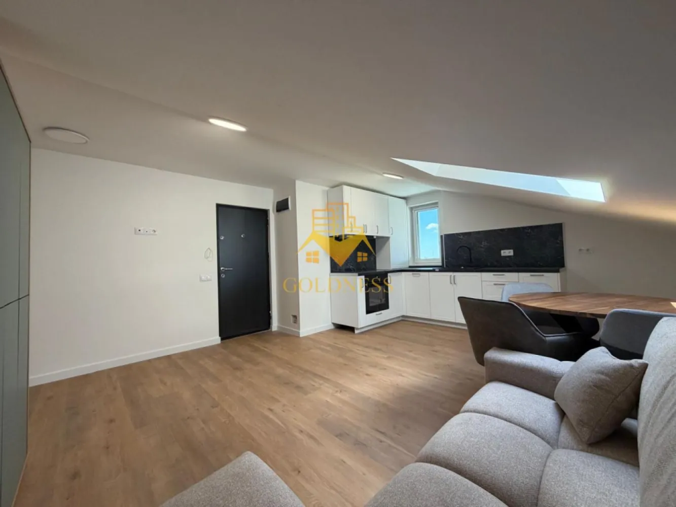 2 camere Modern Bloc Nou Mansarda Cartierul Europa zona Eugen Ionesco - GOLDNESS Imobiliare vă propune spre închiriere un apartament cu 2 camere complet mobilat și utilat, la Mansarda într-un imobil de 4 etaje, în Cartierul Europa .
Dispune de loc de parcare inclus in pret. 
Se află în apropierea stațiilor de transport în comun, magazine, restaurante, spații verzi, farmacii, etc. 

Apartamentul este compartimentat astfel:
 - dormitor cu pat matrimonial, dressing, noptiere
 - living cu bucatarie open space complet utilată și mobilată, canapea extensibilă, loc de servit masa 
 - baie cu cabina de dus, calorifer port prosop și dulap pentru depozitare.

Imobilul este dotat cu toate cele necesare- centrală proprie, frigider, aragaz, hotă, mașină de spălat haine, etc. 

Dacă sunteți interesați de acest apartament și doriți să îl vizionați, dar și pentru alte oferte nu ezitați să ne contactați telefonic sau prin e-mail. Vă stăm la dispoziție!
Pentru intermediere se percepe un comision de 50% din prețul chiriei!