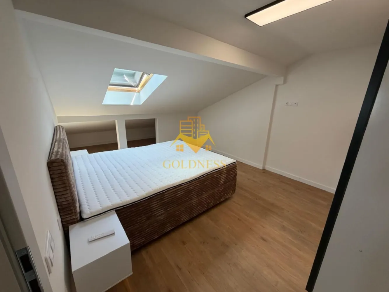 2 camere Modern Bloc Nou Mansarda Cartierul Europa zona Eugen Ionesco - GOLDNESS Imobiliare vă propune spre închiriere un apartament cu 2 camere complet mobilat și utilat, la Mansarda într-un imobil de 4 etaje, în Cartierul Europa .
Dispune de loc de parcare inclus in pret. 
Se află în apropierea stațiilor de transport în comun, magazine, restaurante, spații verzi, farmacii, etc. 

Apartamentul este compartimentat astfel:
 - dormitor cu pat matrimonial, dressing, noptiere
 - living cu bucatarie open space complet utilată și mobilată, canapea extensibilă, loc de servit masa 
 - baie cu cabina de dus, calorifer port prosop și dulap pentru depozitare.

Imobilul este dotat cu toate cele necesare- centrală proprie, frigider, aragaz, hotă, mașină de spălat haine, etc. 

Dacă sunteți interesați de acest apartament și doriți să îl vizionați, dar și pentru alte oferte nu ezitați să ne contactați telefonic sau prin e-mail. Vă stăm la dispoziție!
Pentru intermediere se percepe un comision de 50% din prețul chiriei!