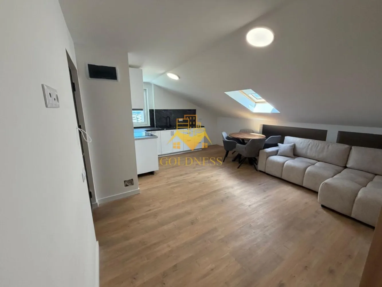2 camere Modern Bloc Nou Mansarda Cartierul Europa zona Eugen Ionesco - GOLDNESS Imobiliare vă propune spre închiriere un apartament cu 2 camere complet mobilat și utilat, la Mansarda într-un imobil de 4 etaje, în Cartierul Europa .
Dispune de loc de parcare inclus in pret. 
Se află în apropierea stațiilor de transport în comun, magazine, restaurante, spații verzi, farmacii, etc. 

Apartamentul este compartimentat astfel:
 - dormitor cu pat matrimonial, dressing, noptiere
 - living cu bucatarie open space complet utilată și mobilată, canapea extensibilă, loc de servit masa 
 - baie cu cabina de dus, calorifer port prosop și dulap pentru depozitare.

Imobilul este dotat cu toate cele necesare- centrală proprie, frigider, aragaz, hotă, mașină de spălat haine, etc. 

Dacă sunteți interesați de acest apartament și doriți să îl vizionați, dar și pentru alte oferte nu ezitați să ne contactați telefonic sau prin e-mail. Vă stăm la dispoziție!
Pentru intermediere se percepe un comision de 50% din prețul chiriei!