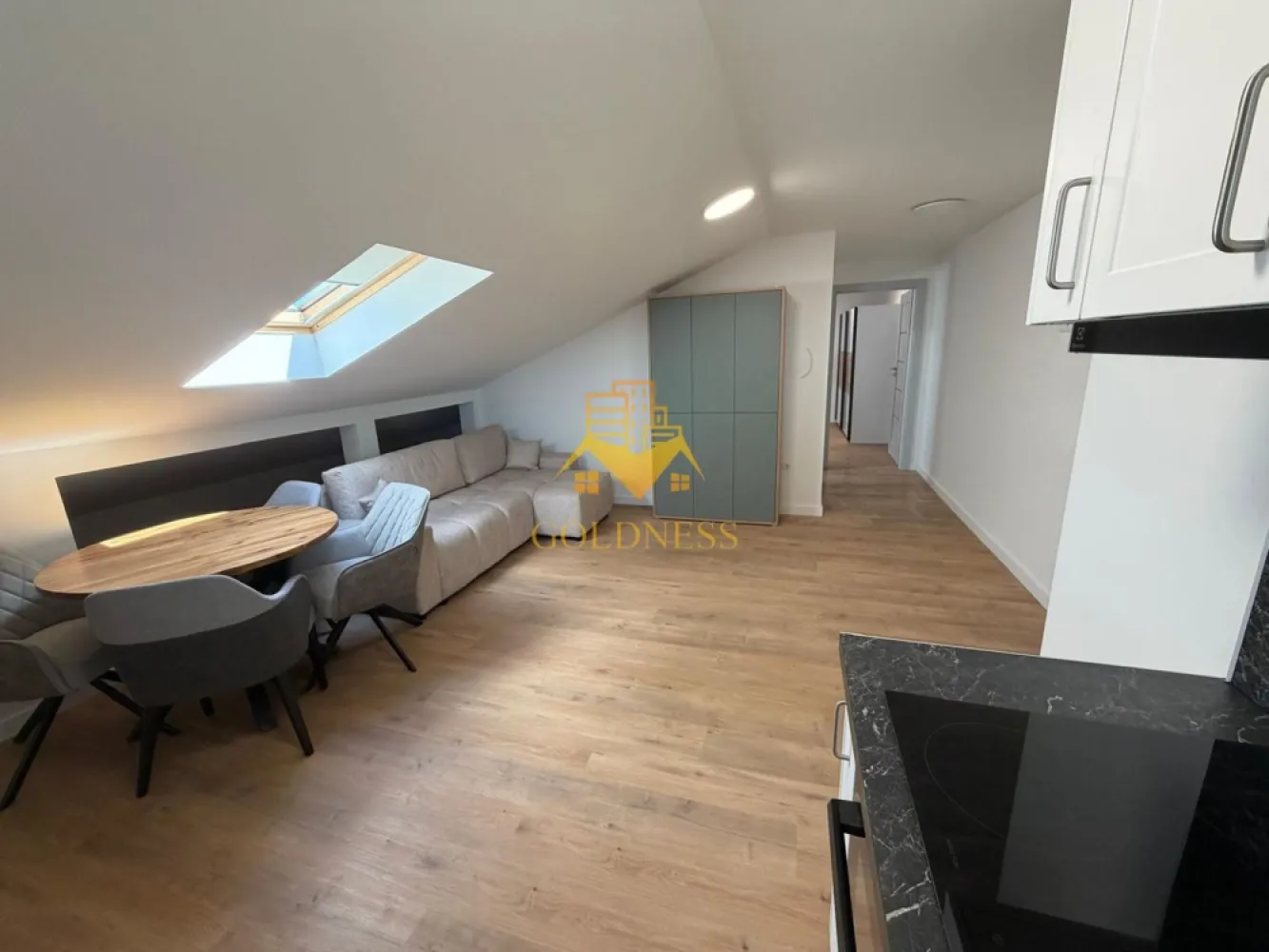 2 camere Modern Bloc Nou Mansarda Cartierul Europa zona Eugen Ionesco - GOLDNESS Imobiliare vă propune spre închiriere un apartament cu 2 camere complet mobilat și utilat, la Mansarda într-un imobil de 4 etaje, în Cartierul Europa .
Dispune de loc de parcare inclus in pret. 
Se află în apropierea stațiilor de transport în comun, magazine, restaurante, spații verzi, farmacii, etc. 

Apartamentul este compartimentat astfel:
 - dormitor cu pat matrimonial, dressing, noptiere
 - living cu bucatarie open space complet utilată și mobilată, canapea extensibilă, loc de servit masa 
 - baie cu cabina de dus, calorifer port prosop și dulap pentru depozitare.

Imobilul este dotat cu toate cele necesare- centrală proprie, frigider, aragaz, hotă, mașină de spălat haine, etc. 

Dacă sunteți interesați de acest apartament și doriți să îl vizionați, dar și pentru alte oferte nu ezitați să ne contactați telefonic sau prin e-mail. Vă stăm la dispoziție!
Pentru intermediere se percepe un comision de 50% din prețul chiriei!