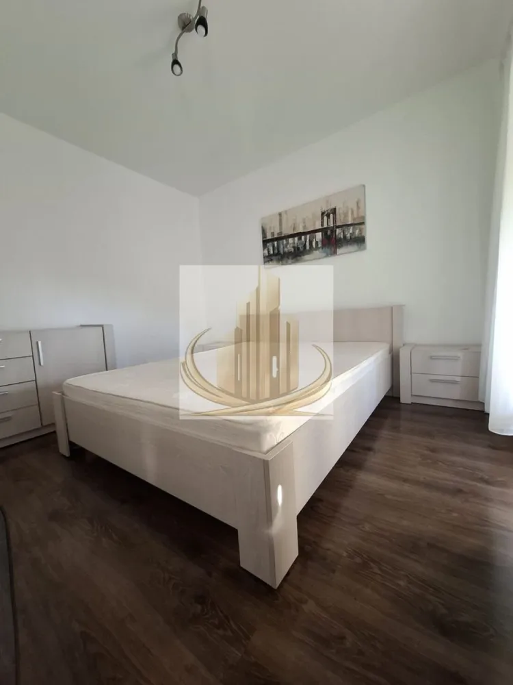 Ap 2 cam Renovat | Zonă Dacia | Iulius Town | Ideal pentru Investitie - Echipa Grand Mobilis Imobiliare vă propune spre vânzare un apartament cu 2 camere, cu o suprafață utilă de 40 mp, situat la etajul 3 din 4 al unui imobil amplasat în zona Dacia, una dintre cele mai apreciate și bine cotate zone rezidențiale din Timișoara, la doar câteva minute de mers pe jos de Iulius Town.

Unul dintre cele mai importante atuuri ale acestei proprietăți este poziționarea excelentă. Apartamentele disponibile în această zonă, aflate într-o stare atât de bună și la un preț competitiv, apar foarte rar pe piață. Proprietatea este ideală atât pentru locuire, cât și pentru investiție, datorită cererii ridicate pentru închiriere și accesului rapid către toate punctele de interes ale orașului.

În imediata apropiere regăsim Iulius Town, supermarketuri precum Kaufland, Lidl și Profi, restaurante, cafenele, farmacii, săli de fitness, parcuri și zone verzi, bazine de înot, școli, grădinițe și licee, precum și stații ale mijloacelor de transport în comun. Totodată, accesul către centrul orașului, zona de birouri, principalele artere de circulație și alte puncte de interes este rapid și facil.

Apartamentul a fost renovat integral în anul 2017, folosindu-se materiale de calitate, mobilier nou și finisaje atent alese. Amenajarea modernă, cromatica echilibrată și atenția acordată fiecărui detaliu creează un ambient elegant și primitor, astfel încât viitorul proprietar se poate muta imediat, fără a mai fi necesare investiții suplimentare.

Locuința se vinde complet mobilată și utilată, exact cum se prezintă în fotografii, fiind pregătită atât pentru mutare imediată, cât și pentru a fi oferită direct spre închiriere.

Un alt avantaj important îl reprezintă confortul termic și costurile reduse de întreținere. Apartamentul este poziționat la mijlocul blocului, având un singur perete exterior, aspect ce contribuie la menținerea unei temperaturi constante și la un consum redus de energie. Încălzirea este realizată prin sistemul de termoficare al orașului, prin intermediul unei instalații sanitare schimbate integral, iar pentru cei care își doresc independență energetică există posibilitatea montării unei centrale termice proprii, gazul fiind disponibil pe casa scării, cu instalația pregătită pentru racordare.

Printre dotările proprietății se numără ferestre cu tâmplărie PVC și geam termopan, rulouri exterioare, ușă metalică și aparat de aer condiționat, toate contribuind la confortul și siguranța viitorilor proprietari.

Datorită amplasării premium, renovării complete, faptului că se vinde complet mobilat și utilat și potențialului ridicat de închiriere din zonă, această proprietate reprezintă o oportunitate excelentă atât pentru un cuplu sau o familie, cât și pentru investitorii care își doresc un randament foarte bun într-una dintre cele mai căutate zone ale Timișoarei.

Pentru mai multe informații și programarea unei vizionări, vă invităm să contactați echipa Grand Mobilis Imobiliare! 
ID Inrern: CP3189988