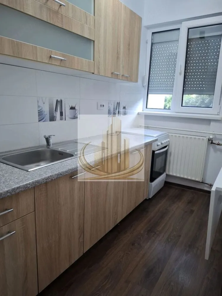 Ap 2 cam Renovat | Zonă Dacia | Iulius Town | Ideal pentru Investitie - Echipa Grand Mobilis Imobiliare vă propune spre vânzare un apartament cu 2 camere, cu o suprafață utilă de 40 mp, situat la etajul 3 din 4 al unui imobil amplasat în zona Dacia, una dintre cele mai apreciate și bine cotate zone rezidențiale din Timișoara, la doar câteva minute de mers pe jos de Iulius Town.

Unul dintre cele mai importante atuuri ale acestei proprietăți este poziționarea excelentă. Apartamentele disponibile în această zonă, aflate într-o stare atât de bună și la un preț competitiv, apar foarte rar pe piață. Proprietatea este ideală atât pentru locuire, cât și pentru investiție, datorită cererii ridicate pentru închiriere și accesului rapid către toate punctele de interes ale orașului.

În imediata apropiere regăsim Iulius Town, supermarketuri precum Kaufland, Lidl și Profi, restaurante, cafenele, farmacii, săli de fitness, parcuri și zone verzi, bazine de înot, școli, grădinițe și licee, precum și stații ale mijloacelor de transport în comun. Totodată, accesul către centrul orașului, zona de birouri, principalele artere de circulație și alte puncte de interes este rapid și facil.

Apartamentul a fost renovat integral în anul 2017, folosindu-se materiale de calitate, mobilier nou și finisaje atent alese. Amenajarea modernă, cromatica echilibrată și atenția acordată fiecărui detaliu creează un ambient elegant și primitor, astfel încât viitorul proprietar se poate muta imediat, fără a mai fi necesare investiții suplimentare.

Locuința se vinde complet mobilată și utilată, exact cum se prezintă în fotografii, fiind pregătită atât pentru mutare imediată, cât și pentru a fi oferită direct spre închiriere.

Un alt avantaj important îl reprezintă confortul termic și costurile reduse de întreținere. Apartamentul este poziționat la mijlocul blocului, având un singur perete exterior, aspect ce contribuie la menținerea unei temperaturi constante și la un consum redus de energie. Încălzirea este realizată prin sistemul de termoficare al orașului, prin intermediul unei instalații sanitare schimbate integral, iar pentru cei care își doresc independență energetică există posibilitatea montării unei centrale termice proprii, gazul fiind disponibil pe casa scării, cu instalația pregătită pentru racordare.

Printre dotările proprietății se numără ferestre cu tâmplărie PVC și geam termopan, rulouri exterioare, ușă metalică și aparat de aer condiționat, toate contribuind la confortul și siguranța viitorilor proprietari.

Datorită amplasării premium, renovării complete, faptului că se vinde complet mobilat și utilat și potențialului ridicat de închiriere din zonă, această proprietate reprezintă o oportunitate excelentă atât pentru un cuplu sau o familie, cât și pentru investitorii care își doresc un randament foarte bun într-una dintre cele mai căutate zone ale Timișoarei.

Pentru mai multe informații și programarea unei vizionări, vă invităm să contactați echipa Grand Mobilis Imobiliare! 
ID Inrern: CP3189988