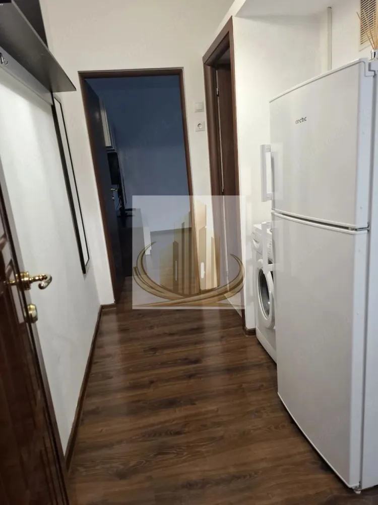 Ap 2 cam Renovat | Zonă Dacia | Iulius Town | Ideal pentru Investitie - Echipa Grand Mobilis Imobiliare vă propune spre vânzare un apartament cu 2 camere, cu o suprafață utilă de 40 mp, situat la etajul 3 din 4 al unui imobil amplasat în zona Dacia, una dintre cele mai apreciate și bine cotate zone rezidențiale din Timișoara, la doar câteva minute de mers pe jos de Iulius Town.

Unul dintre cele mai importante atuuri ale acestei proprietăți este poziționarea excelentă. Apartamentele disponibile în această zonă, aflate într-o stare atât de bună și la un preț competitiv, apar foarte rar pe piață. Proprietatea este ideală atât pentru locuire, cât și pentru investiție, datorită cererii ridicate pentru închiriere și accesului rapid către toate punctele de interes ale orașului.

În imediata apropiere regăsim Iulius Town, supermarketuri precum Kaufland, Lidl și Profi, restaurante, cafenele, farmacii, săli de fitness, parcuri și zone verzi, bazine de înot, școli, grădinițe și licee, precum și stații ale mijloacelor de transport în comun. Totodată, accesul către centrul orașului, zona de birouri, principalele artere de circulație și alte puncte de interes este rapid și facil.

Apartamentul a fost renovat integral în anul 2017, folosindu-se materiale de calitate, mobilier nou și finisaje atent alese. Amenajarea modernă, cromatica echilibrată și atenția acordată fiecărui detaliu creează un ambient elegant și primitor, astfel încât viitorul proprietar se poate muta imediat, fără a mai fi necesare investiții suplimentare.

Locuința se vinde complet mobilată și utilată, exact cum se prezintă în fotografii, fiind pregătită atât pentru mutare imediată, cât și pentru a fi oferită direct spre închiriere.

Un alt avantaj important îl reprezintă confortul termic și costurile reduse de întreținere. Apartamentul este poziționat la mijlocul blocului, având un singur perete exterior, aspect ce contribuie la menținerea unei temperaturi constante și la un consum redus de energie. Încălzirea este realizată prin sistemul de termoficare al orașului, prin intermediul unei instalații sanitare schimbate integral, iar pentru cei care își doresc independență energetică există posibilitatea montării unei centrale termice proprii, gazul fiind disponibil pe casa scării, cu instalația pregătită pentru racordare.

Printre dotările proprietății se numără ferestre cu tâmplărie PVC și geam termopan, rulouri exterioare, ușă metalică și aparat de aer condiționat, toate contribuind la confortul și siguranța viitorilor proprietari.

Datorită amplasării premium, renovării complete, faptului că se vinde complet mobilat și utilat și potențialului ridicat de închiriere din zonă, această proprietate reprezintă o oportunitate excelentă atât pentru un cuplu sau o familie, cât și pentru investitorii care își doresc un randament foarte bun într-una dintre cele mai căutate zone ale Timișoarei.

Pentru mai multe informații și programarea unei vizionări, vă invităm să contactați echipa Grand Mobilis Imobiliare! 
ID Inrern: CP3189988