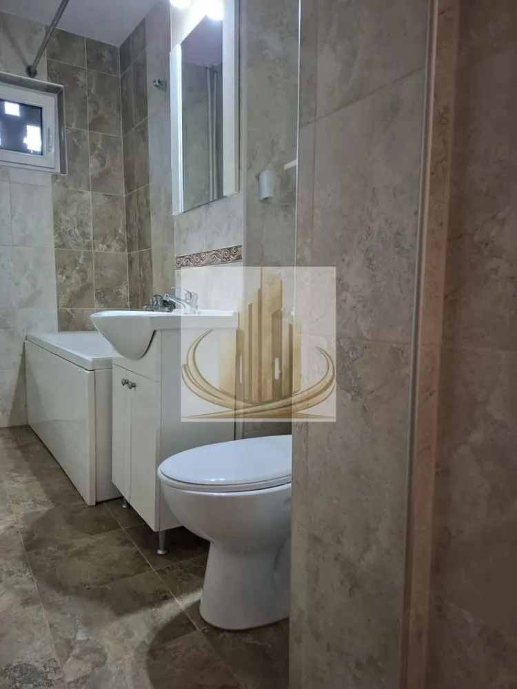 Ap 2 cam Renovat | Zonă Dacia | Iulius Town | Ideal pentru Investitie - Echipa Grand Mobilis Imobiliare vă propune spre vânzare un apartament cu 2 camere, cu o suprafață utilă de 40 mp, situat la etajul 3 din 4 al unui imobil amplasat în zona Dacia, una dintre cele mai apreciate și bine cotate zone rezidențiale din Timișoara, la doar câteva minute de mers pe jos de Iulius Town.

Unul dintre cele mai importante atuuri ale acestei proprietăți este poziționarea excelentă. Apartamentele disponibile în această zonă, aflate într-o stare atât de bună și la un preț competitiv, apar foarte rar pe piață. Proprietatea este ideală atât pentru locuire, cât și pentru investiție, datorită cererii ridicate pentru închiriere și accesului rapid către toate punctele de interes ale orașului.

În imediata apropiere regăsim Iulius Town, supermarketuri precum Kaufland, Lidl și Profi, restaurante, cafenele, farmacii, săli de fitness, parcuri și zone verzi, bazine de înot, școli, grădinițe și licee, precum și stații ale mijloacelor de transport în comun. Totodată, accesul către centrul orașului, zona de birouri, principalele artere de circulație și alte puncte de interes este rapid și facil.

Apartamentul a fost renovat integral în anul 2017, folosindu-se materiale de calitate, mobilier nou și finisaje atent alese. Amenajarea modernă, cromatica echilibrată și atenția acordată fiecărui detaliu creează un ambient elegant și primitor, astfel încât viitorul proprietar se poate muta imediat, fără a mai fi necesare investiții suplimentare.

Locuința se vinde complet mobilată și utilată, exact cum se prezintă în fotografii, fiind pregătită atât pentru mutare imediată, cât și pentru a fi oferită direct spre închiriere.

Un alt avantaj important îl reprezintă confortul termic și costurile reduse de întreținere. Apartamentul este poziționat la mijlocul blocului, având un singur perete exterior, aspect ce contribuie la menținerea unei temperaturi constante și la un consum redus de energie. Încălzirea este realizată prin sistemul de termoficare al orașului, prin intermediul unei instalații sanitare schimbate integral, iar pentru cei care își doresc independență energetică există posibilitatea montării unei centrale termice proprii, gazul fiind disponibil pe casa scării, cu instalația pregătită pentru racordare.

Printre dotările proprietății se numără ferestre cu tâmplărie PVC și geam termopan, rulouri exterioare, ușă metalică și aparat de aer condiționat, toate contribuind la confortul și siguranța viitorilor proprietari.

Datorită amplasării premium, renovării complete, faptului că se vinde complet mobilat și utilat și potențialului ridicat de închiriere din zonă, această proprietate reprezintă o oportunitate excelentă atât pentru un cuplu sau o familie, cât și pentru investitorii care își doresc un randament foarte bun într-una dintre cele mai căutate zone ale Timișoarei.

Pentru mai multe informații și programarea unei vizionări, vă invităm să contactați echipa Grand Mobilis Imobiliare! 
ID Inrern: CP3189988