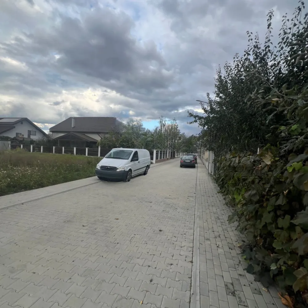 Teren de vânzare în Șelimbăr – zona premium - Localizat într-una dintre cele mai căutate zone rezidențiale din ȘelimbărAcest teren reprezintă oportunitatea ideală pentru construcția casei mult visate sau pentru o investiție sigură. Suprafață: 509 mp Deschidere generoasă: 23 ml Utilități la teren: apă, canalizare, gaz, curent Certificat de urbanism disponibil Stradă în plină dezvoltare, cu acces facil către Sibiu și toate punctele de interes   Preț: 157.000 € Investeste inteligent într-o zonă de top a Șelimbărului! Detalii la: 40 735 223 868 }}