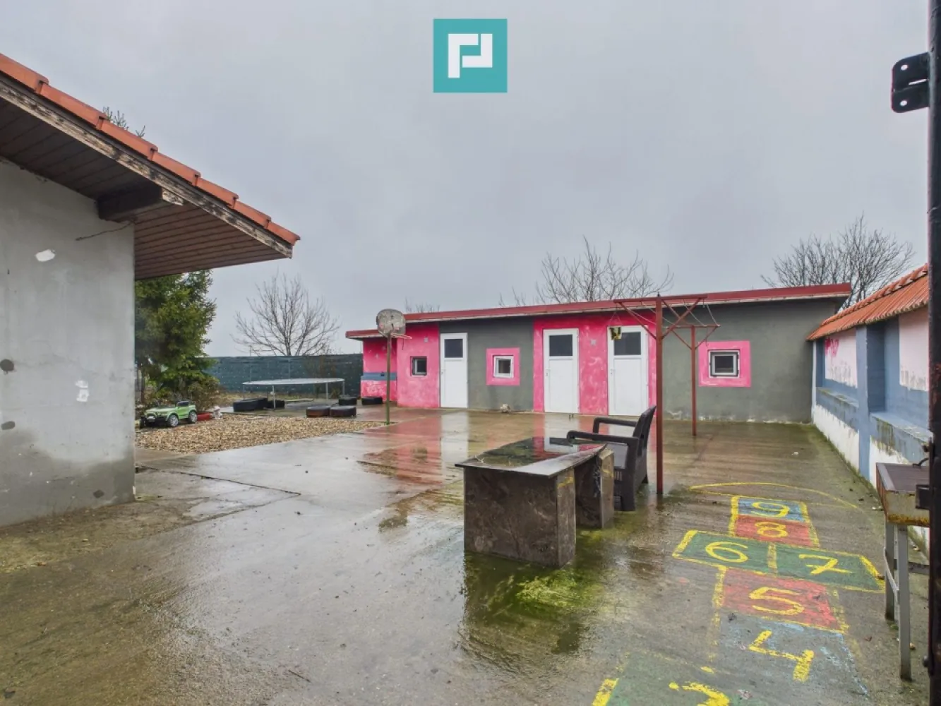 Casă frumoasă la Iratoș la preț bun - Proprietate deosebită cu teren generos, în Iratoș – la 12 km de Arad Vă propun spre vânzare o casă cochetă și primitoare, ideală pentru o familie care își dorește liniște, spațiu și confort, într-o zonă ferită de agitația urbană, dar cu acces rapid către Arad. Detalii proprietate: Casă bine compartimentată, cu 4 camere luminoase Bucătărie open-space, modernă și practică Cămară pentru depozitare eficientă Baie cu geam, pentru lumină naturală și aerisire optimă Centrală proprie pe lemne, soluție economică și eficientă Sobe pentru un plus de căldură și eficiență Teren impresionant – 2.812 mp, perfect pentru grădină, livadă, zonă de relaxare sau activități recreative La prețul acesta, se vinde 1400 mp din totalul de 2812 mp Facilități suplimentare: Terasă cimentată și împrejmuită, ideală pentru momente de relaxare Anexe mari, versatile Acoperiș nou Garaj Loc de joacă pentru copii Curte generoasă, complet amenajată Izolată pe exterior Mobilată și utilată Localizare excelentă – Iratoș, doar 12 km de Arad, într-o zonă liniștită, cu vecini discreți Proprietate cu un raport calitate–preț excepțional, ideală atât pentru locuință permanentă, cât și pentru investiție. Contactați-mă pentru detalii suplimentare și programarea unei vizionări asistate! Această proprietate merită văzută! Jeanina Câmpan - consultant imobiliar Propertylab Telefon: 0760672985 Email: jeanina.campan@propertylab.ro Casă frumoasă la Iratoș la preț bun CP2871898 }}