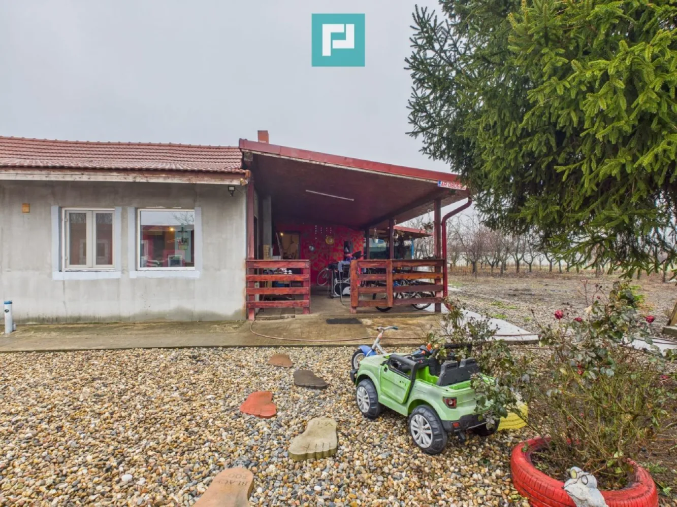 Casă frumoasă la Iratoș la preț bun - Proprietate deosebită cu teren generos, în Iratoș – la 12 km de Arad Vă propun spre vânzare o casă cochetă și primitoare, ideală pentru o familie care își dorește liniște, spațiu și confort, într-o zonă ferită de agitația urbană, dar cu acces rapid către Arad. Detalii proprietate: Casă bine compartimentată, cu 4 camere luminoase Bucătărie open-space, modernă și practică Cămară pentru depozitare eficientă Baie cu geam, pentru lumină naturală și aerisire optimă Centrală proprie pe lemne, soluție economică și eficientă Sobe pentru un plus de căldură și eficiență Teren impresionant – 2.812 mp, perfect pentru grădină, livadă, zonă de relaxare sau activități recreative La prețul acesta, se vinde 1400 mp din totalul de 2812 mp Facilități suplimentare: Terasă cimentată și împrejmuită, ideală pentru momente de relaxare Anexe mari, versatile Acoperiș nou Garaj Loc de joacă pentru copii Curte generoasă, complet amenajată Izolată pe exterior Mobilată și utilată Localizare excelentă – Iratoș, doar 12 km de Arad, într-o zonă liniștită, cu vecini discreți Proprietate cu un raport calitate–preț excepțional, ideală atât pentru locuință permanentă, cât și pentru investiție. Contactați-mă pentru detalii suplimentare și programarea unei vizionări asistate! Această proprietate merită văzută! Jeanina Câmpan - consultant imobiliar Propertylab Telefon: 0760672985 Email: jeanina.campan@propertylab.ro Casă frumoasă la Iratoș la preț bun CP2871898 }}