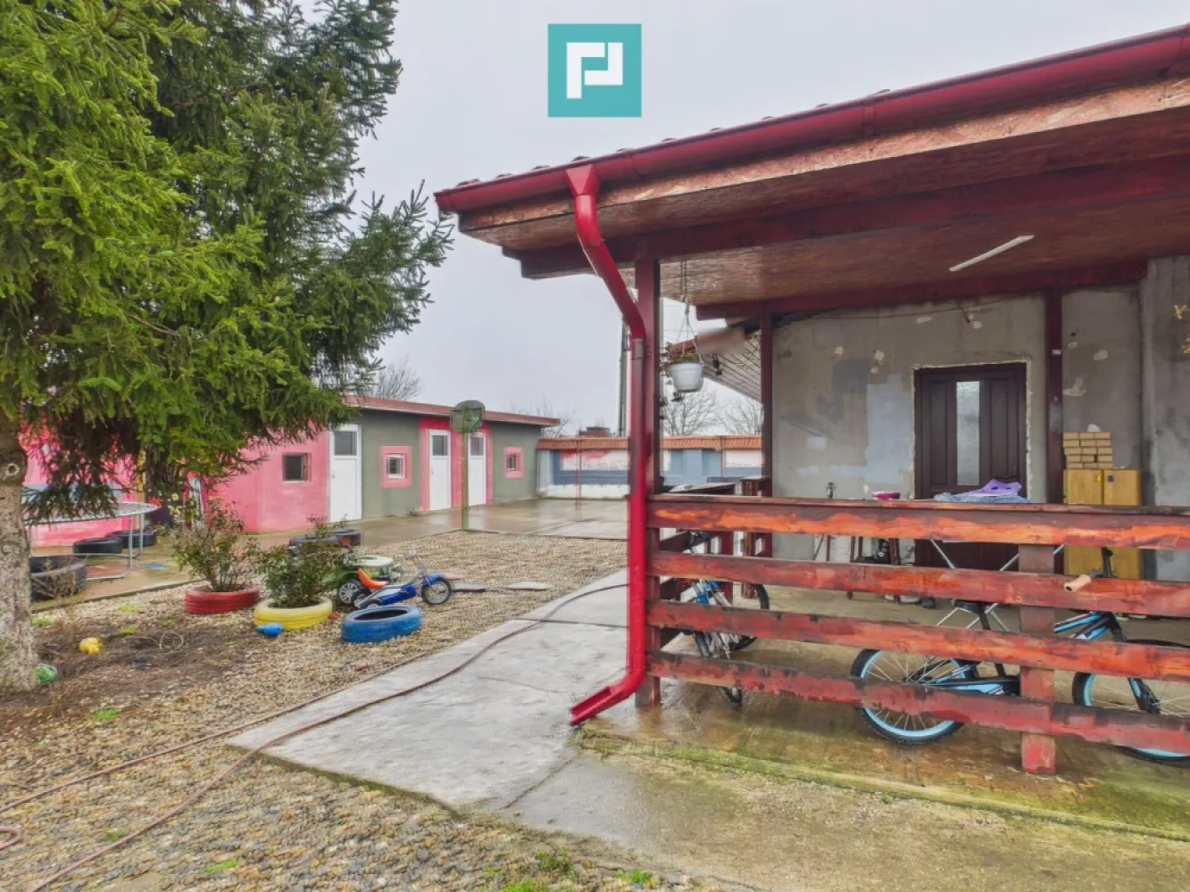 Casă frumoasă la Iratoș la preț bun - Proprietate deosebită cu teren generos, în Iratoș – la 12 km de Arad Vă propun spre vânzare o casă cochetă și primitoare, ideală pentru o familie care își dorește liniște, spațiu și confort, într-o zonă ferită de agitația urbană, dar cu acces rapid către Arad. Detalii proprietate: Casă bine compartimentată, cu 4 camere luminoase Bucătărie open-space, modernă și practică Cămară pentru depozitare eficientă Baie cu geam, pentru lumină naturală și aerisire optimă Centrală proprie pe lemne, soluție economică și eficientă Sobe pentru un plus de căldură și eficiență Teren impresionant – 2.812 mp, perfect pentru grădină, livadă, zonă de relaxare sau activități recreative La prețul acesta, se vinde 1400 mp din totalul de 2812 mp Facilități suplimentare: Terasă cimentată și împrejmuită, ideală pentru momente de relaxare Anexe mari, versatile Acoperiș nou Garaj Loc de joacă pentru copii Curte generoasă, complet amenajată Izolată pe exterior Mobilată și utilată Localizare excelentă – Iratoș, doar 12 km de Arad, într-o zonă liniștită, cu vecini discreți Proprietate cu un raport calitate–preț excepțional, ideală atât pentru locuință permanentă, cât și pentru investiție. Contactați-mă pentru detalii suplimentare și programarea unei vizionări asistate! Această proprietate merită văzută! Jeanina Câmpan - consultant imobiliar Propertylab Telefon: 0760672985 Email: jeanina.campan@propertylab.ro Casă frumoasă la Iratoș la preț bun CP2871898 }}