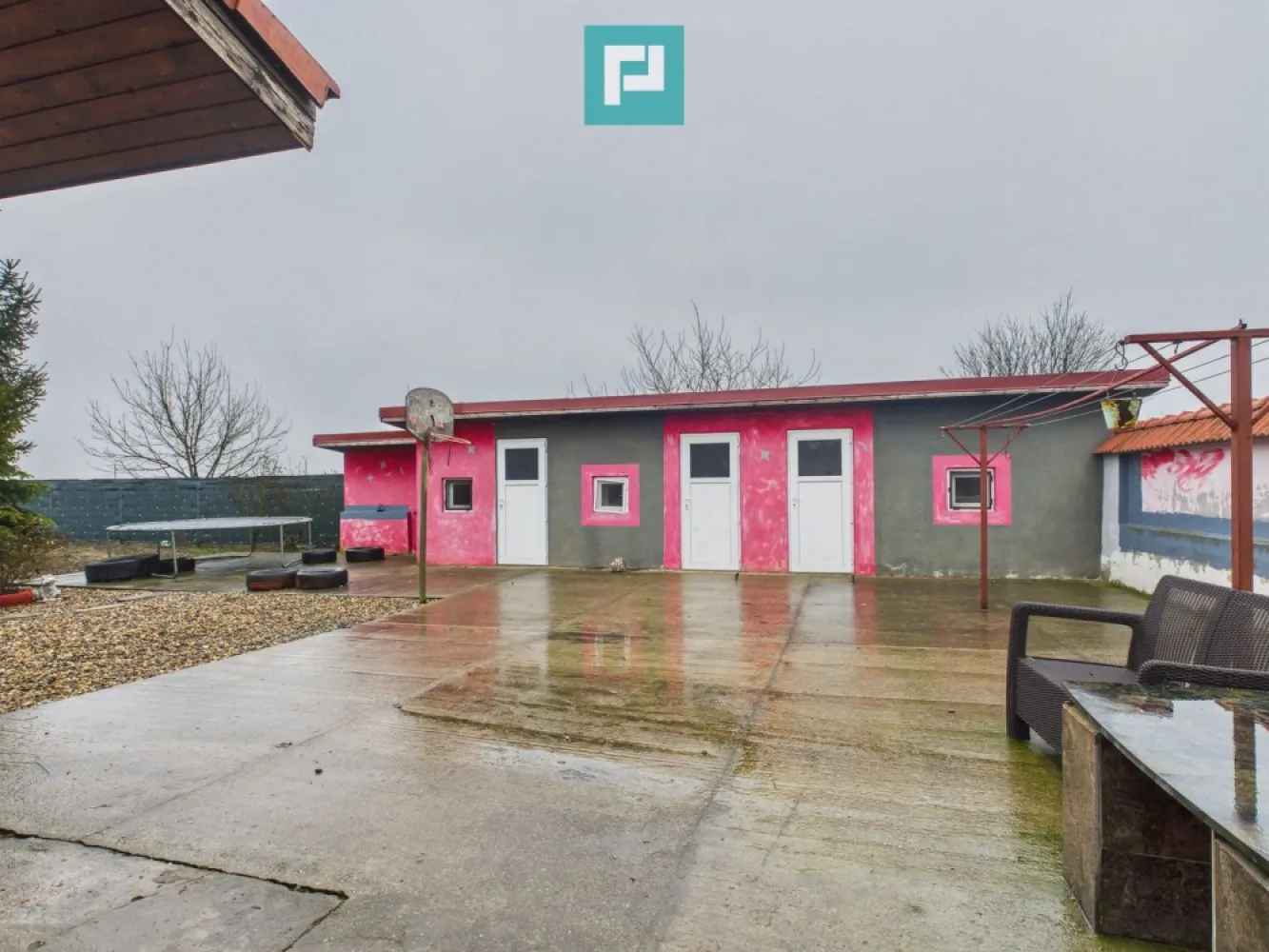 Casă frumoasă la Iratoș la preț bun - Proprietate deosebită cu teren generos, în Iratoș – la 12 km de Arad Vă propun spre vânzare o casă cochetă și primitoare, ideală pentru o familie care își dorește liniște, spațiu și confort, într-o zonă ferită de agitația urbană, dar cu acces rapid către Arad. Detalii proprietate: Casă bine compartimentată, cu 4 camere luminoase Bucătărie open-space, modernă și practică Cămară pentru depozitare eficientă Baie cu geam, pentru lumină naturală și aerisire optimă Centrală proprie pe lemne, soluție economică și eficientă Sobe pentru un plus de căldură și eficiență Teren impresionant – 2.812 mp, perfect pentru grădină, livadă, zonă de relaxare sau activități recreative La prețul acesta, se vinde 1400 mp din totalul de 2812 mp Facilități suplimentare: Terasă cimentată și împrejmuită, ideală pentru momente de relaxare Anexe mari, versatile Acoperiș nou Garaj Loc de joacă pentru copii Curte generoasă, complet amenajată Izolată pe exterior Mobilată și utilată Localizare excelentă – Iratoș, doar 12 km de Arad, într-o zonă liniștită, cu vecini discreți Proprietate cu un raport calitate–preț excepțional, ideală atât pentru locuință permanentă, cât și pentru investiție. Contactați-mă pentru detalii suplimentare și programarea unei vizionări asistate! Această proprietate merită văzută! Jeanina Câmpan - consultant imobiliar Propertylab Telefon: 0760672985 Email: jeanina.campan@propertylab.ro Casă frumoasă la Iratoș la preț bun CP2871898 }}