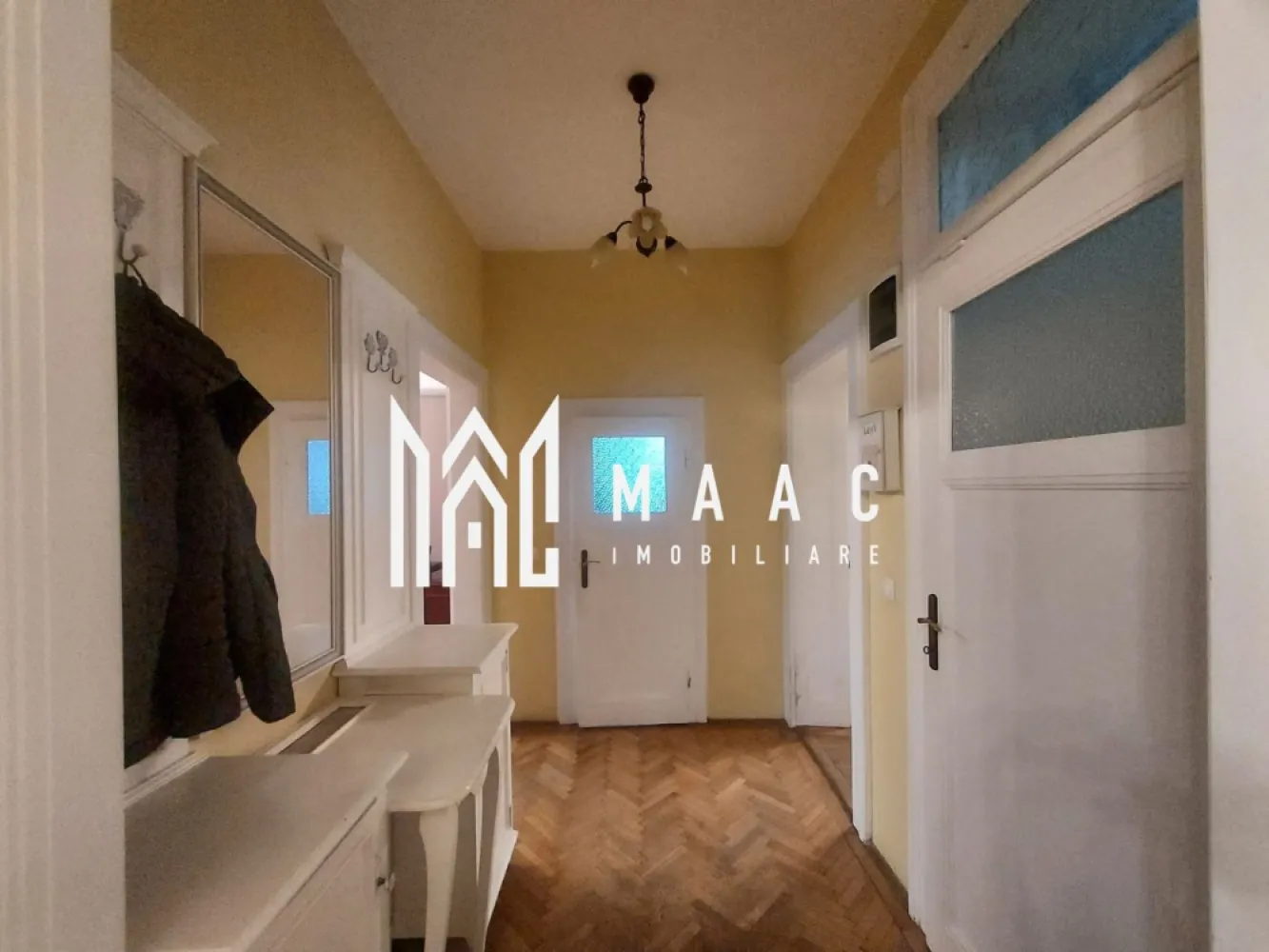 Apartament 3 Camere | 90MPU | Curte Proprie | Central - MAAC Imobiliare vă propune spre vânzare un apartament la casă, cu 3 camere, situat într-o zonă centrală, în proximitatea Bulevardului Victoriei. Proprietatea beneficiază de curte privată, parter înalt și pivniță la demisol, fiind ideală pentru cei care își doresc confort, intimitate și acces rapid către toate punctele de interes ale orașului. Apartamentul este spațios și bine întreținut, având finisaje de calitate, cu parchet din lemn masiv și uși interioare din lemn. Suprafața utilă este de 90 mp și este compartimentată eficient astfel: hol de acces, living, bucătărie, două dormitoare și baie cu geam pentru aerisire naturală. Apartamentul are si pivnita . Se predă parțial mobilat, camerele fiind amenajate complet, inclusiv cu electrocasnicele necesare. Încălzirea este asigurată de centrală termică proprie și calorifere, oferind confort termic pe tot parcursul anului. În curte este amenajat un loc de parcare, precum și spațiu de depozitare, un avantaj important pentru o proprietate situată în zona centrală. Localizarea este unul dintre principalele atuuri ale acestei proprietăți. Apartamentul se află într-o zonă foarte bine cotată a orașului Sibiu, cu acces rapid către Bulevardul Victoriei, Centrul Istoric, magazine, școli, grădinițe și mijloace de transport în comun, oferind un echilibru excelent între liniște și proximitatea față de facilitățile urbane. Pentru mai multe detalii și pentru programarea unei vizionări, vă rugăm să ne contactați menționând ID:CP2871434 }}