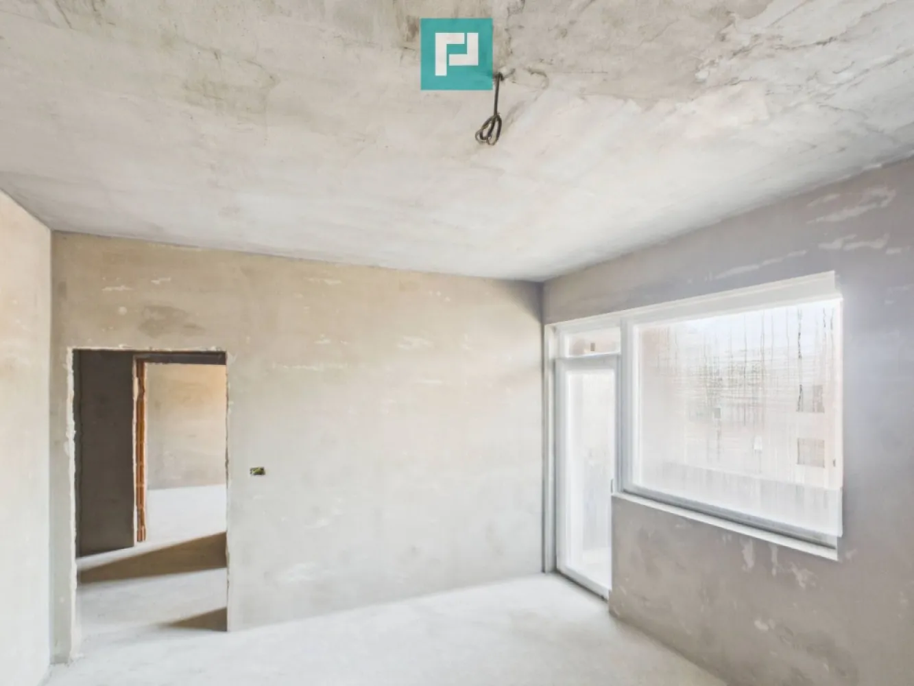 Apartament 2 camere 55,5 mp la gri – Giroc - Apartament 2 camere la gri – Giroc | Finalizare iunie 2026 Îți prezentăm oportunitatea de a-ți crea acasă exact așa cum visezi, fără compromisuri, într-una dintre cele mai primitoare comune din apropierea Timișoarei – Giroc, un loc unde liniștea, natura și accesul rapid la oraș se îmbină armonios. Zonă ideală pentru familii, cu școli bune, facilități moderne și aer curat. Apartamentul este la gri, cu finalizare estimată în iunie 2026, oferindu-ți libertatea totală de personalizare. Detalii proprietate: Suprafață utilă: 55.5 mp Compartimentare: decomandat 2 camere Etaj intermediar Bloc intim, cu doar 3 etaje Balcon de 5 mp, perfect pentru momente de relaxare Construcție și finisaje de calitate: Zidărie solidă din cărămidă, cu izolație completă exterior–interior Pereți interiori din cărămidă cu vată bazaltică – confort termic și fonic sporit Geamuri Salamander tripan pentru eficiență energetică și lumină naturală Ușă metalică la intrare și uși interioare MDF, elegante Acoperiș cu țiglă de beton, durabil și rezistent în timp Preț negociabil, în funcție de stadiul finalizării. Această proprietate este mai mult decât o investiție – este începutul unui stil de viață echilibrat, într-o comunitate în plină dezvoltare, cu acces rapid către Timișoara. Viitorul tău începe aici. Contactează-mă pentru vizionare sau detalii – sunt aici să te ajut să faci pasul acesta important! Consultant imobiliar : Laurențiu Caraman Telefon : 0721824896 Email : laurențiu.caraman@propertylab.ro CP2858344 }}