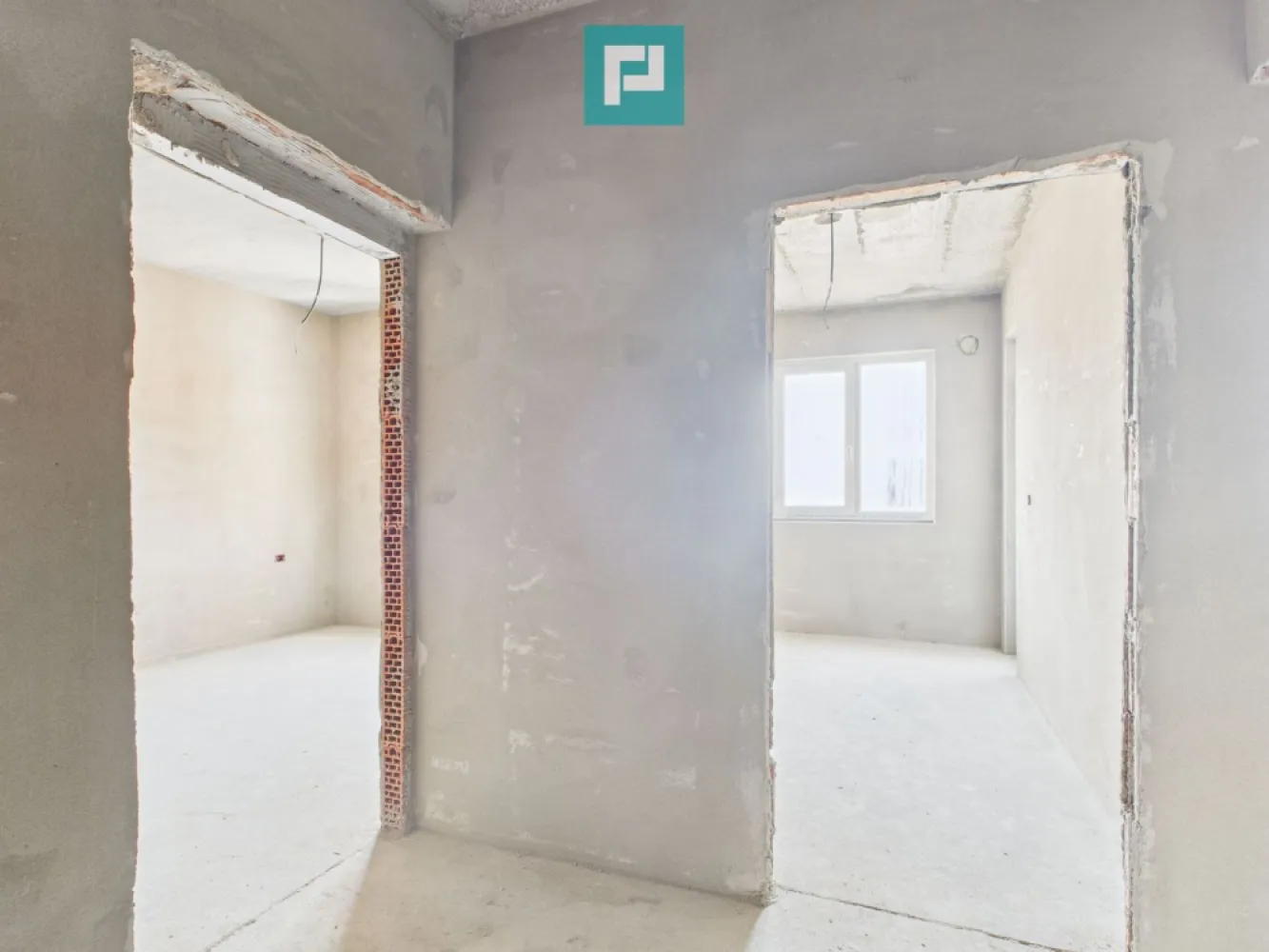 Apartament 2 camere 55,5 mp la gri – Giroc - Apartament 2 camere la gri – Giroc | Finalizare iunie 2026 Îți prezentăm oportunitatea de a-ți crea acasă exact așa cum visezi, fără compromisuri, într-una dintre cele mai primitoare comune din apropierea Timișoarei – Giroc, un loc unde liniștea, natura și accesul rapid la oraș se îmbină armonios. Zonă ideală pentru familii, cu școli bune, facilități moderne și aer curat. Apartamentul este la gri, cu finalizare estimată în iunie 2026, oferindu-ți libertatea totală de personalizare. Detalii proprietate: Suprafață utilă: 55.5 mp Compartimentare: decomandat 2 camere Etaj intermediar Bloc intim, cu doar 3 etaje Balcon de 5 mp, perfect pentru momente de relaxare Construcție și finisaje de calitate: Zidărie solidă din cărămidă, cu izolație completă exterior–interior Pereți interiori din cărămidă cu vată bazaltică – confort termic și fonic sporit Geamuri Salamander tripan pentru eficiență energetică și lumină naturală Ușă metalică la intrare și uși interioare MDF, elegante Acoperiș cu țiglă de beton, durabil și rezistent în timp Preț negociabil, în funcție de stadiul finalizării. Această proprietate este mai mult decât o investiție – este începutul unui stil de viață echilibrat, într-o comunitate în plină dezvoltare, cu acces rapid către Timișoara. Viitorul tău începe aici. Contactează-mă pentru vizionare sau detalii – sunt aici să te ajut să faci pasul acesta important! Consultant imobiliar : Laurențiu Caraman Telefon : 0721824896 Email : laurențiu.caraman@propertylab.ro CP2858344 }}