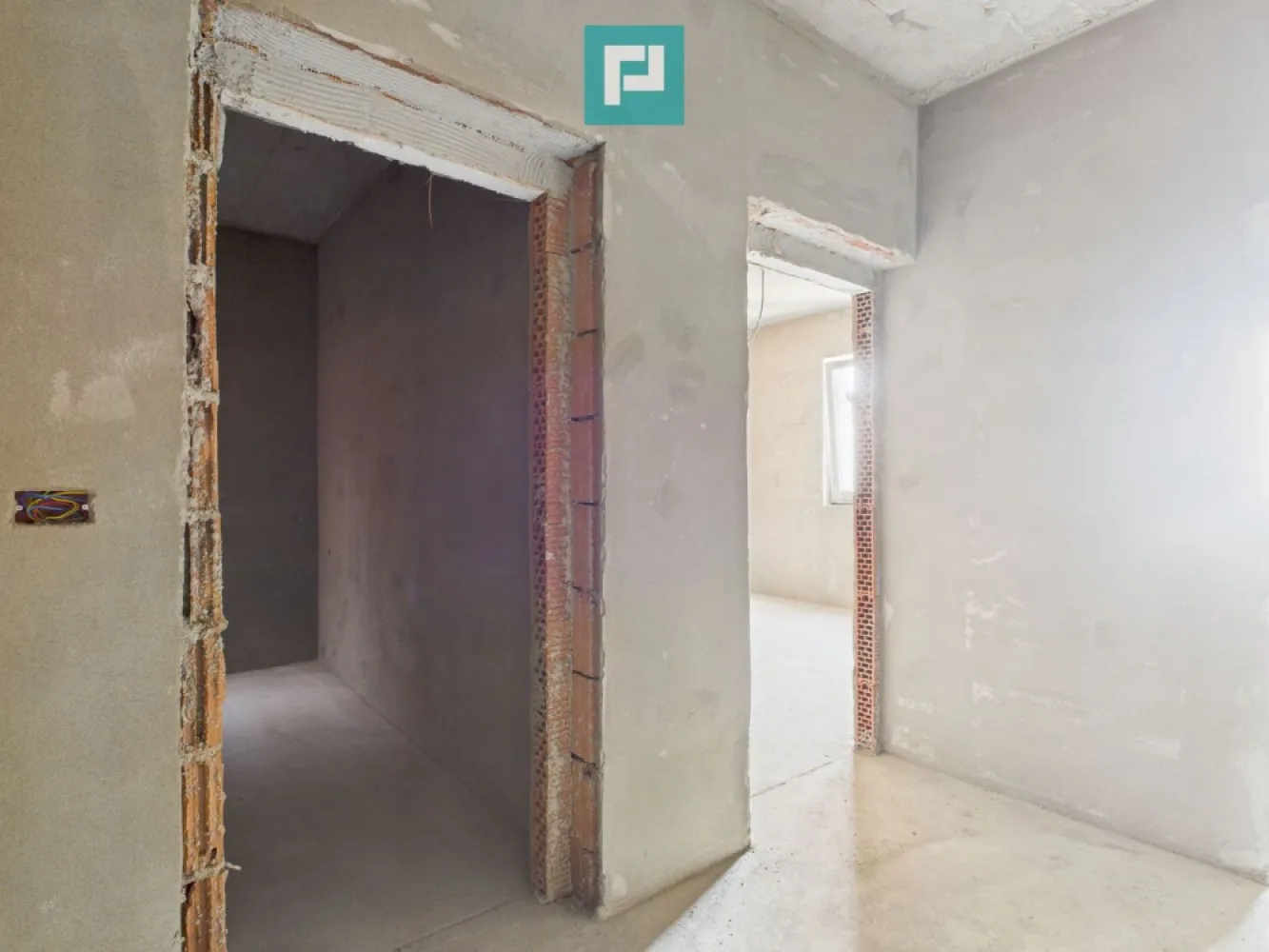 Apartament 2 camere 55,5 mp la gri – Giroc - Apartament 2 camere la gri – Giroc | Finalizare iunie 2026 Îți prezentăm oportunitatea de a-ți crea acasă exact așa cum visezi, fără compromisuri, într-una dintre cele mai primitoare comune din apropierea Timișoarei – Giroc, un loc unde liniștea, natura și accesul rapid la oraș se îmbină armonios. Zonă ideală pentru familii, cu școli bune, facilități moderne și aer curat. Apartamentul este la gri, cu finalizare estimată în iunie 2026, oferindu-ți libertatea totală de personalizare. Detalii proprietate: Suprafață utilă: 55.5 mp Compartimentare: decomandat 2 camere Etaj intermediar Bloc intim, cu doar 3 etaje Balcon de 5 mp, perfect pentru momente de relaxare Construcție și finisaje de calitate: Zidărie solidă din cărămidă, cu izolație completă exterior–interior Pereți interiori din cărămidă cu vată bazaltică – confort termic și fonic sporit Geamuri Salamander tripan pentru eficiență energetică și lumină naturală Ușă metalică la intrare și uși interioare MDF, elegante Acoperiș cu țiglă de beton, durabil și rezistent în timp Preț negociabil, în funcție de stadiul finalizării. Această proprietate este mai mult decât o investiție – este începutul unui stil de viață echilibrat, într-o comunitate în plină dezvoltare, cu acces rapid către Timișoara. Viitorul tău începe aici. Contactează-mă pentru vizionare sau detalii – sunt aici să te ajut să faci pasul acesta important! Consultant imobiliar : Laurențiu Caraman Telefon : 0721824896 Email : laurențiu.caraman@propertylab.ro CP2858344 }}