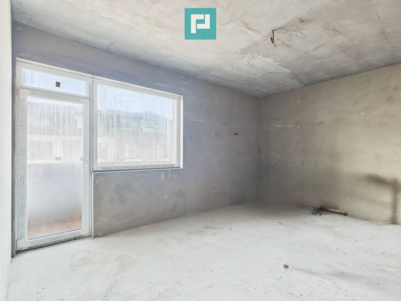 Apartament 2 camere 55,5 mp la gri – Giroc - Apartament 2 camere la gri – Giroc | Finalizare iunie 2026 Îți prezentăm oportunitatea de a-ți crea acasă exact așa cum visezi, fără compromisuri, într-una dintre cele mai primitoare comune din apropierea Timișoarei – Giroc, un loc unde liniștea, natura și accesul rapid la oraș se îmbină armonios. Zonă ideală pentru familii, cu școli bune, facilități moderne și aer curat. Apartamentul este la gri, cu finalizare estimată în iunie 2026, oferindu-ți libertatea totală de personalizare. Detalii proprietate: Suprafață utilă: 55.5 mp Compartimentare: decomandat 2 camere Etaj intermediar Bloc intim, cu doar 3 etaje Balcon de 5 mp, perfect pentru momente de relaxare Construcție și finisaje de calitate: Zidărie solidă din cărămidă, cu izolație completă exterior–interior Pereți interiori din cărămidă cu vată bazaltică – confort termic și fonic sporit Geamuri Salamander tripan pentru eficiență energetică și lumină naturală Ușă metalică la intrare și uși interioare MDF, elegante Acoperiș cu țiglă de beton, durabil și rezistent în timp Preț negociabil, în funcție de stadiul finalizării. Această proprietate este mai mult decât o investiție – este începutul unui stil de viață echilibrat, într-o comunitate în plină dezvoltare, cu acces rapid către Timișoara. Viitorul tău începe aici. Contactează-mă pentru vizionare sau detalii – sunt aici să te ajut să faci pasul acesta important! Consultant imobiliar : Laurențiu Caraman Telefon : 0721824896 Email : laurențiu.caraman@propertylab.ro CP2858344 }}