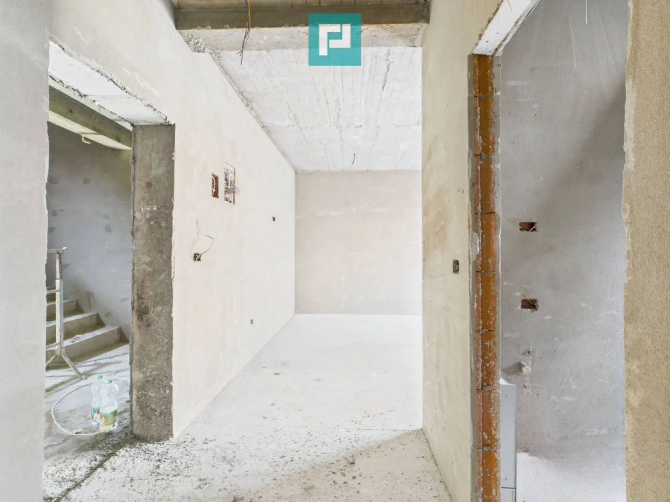 Apartament 2 camere la gri – Giroc - Apartament 2 camere la gri – Giroc | Finalizare iunie 2026 Îți prezentăm oportunitatea de a-ți crea acasă exact așa cum visezi, fără compromisuri, într-una dintre cele mai primitoare comune din apropierea Timișoarei – Giroc, un loc unde liniștea, natura și accesul rapid la oraș se îmbină armonios. Zonă ideală pentru familii, cu școli bune, facilități moderne și aer curat. Apartamentul este la gri, cu finalizare estimată în iunie 2026, oferindu-ți libertatea totală de personalizare. Detalii proprietate: Suprafață utilă: 54.8 mp Compartimentare: decomandat 2 camere Etaj intermediar Bloc intim, cu doar 3 etaje Balcon de 5 mp, perfect pentru momente de relaxare Construcție și finisaje de calitate: Zidărie solidă din cărămidă, cu izolație completă exterior–interior Pereți interiori din cărămidă cu vată bazaltică – confort termic și fonic sporit Geamuri Salamander tripan pentru eficiență energetică și lumină naturală Ușă metalică la intrare și uși interioare MDF, elegante Acoperiș cu țiglă de beton, durabil și rezistent în timp Preț negociabil, în funcție de stadiul finalizării. Această proprietate este mai mult decât o investiție – este începutul unui stil de viață echilibrat, într-o comunitate în plină dezvoltare, cu acces rapid către Timișoara. Contactează-mă pentru vizionare sau detalii – sunt aici să te ajut să faci pasul acesta important! Consultant imobiliar : Laurențiu Caraman Telefon : 0721824896 Email : laurențiu.caraman@propertylab.ro CP2858332 }}