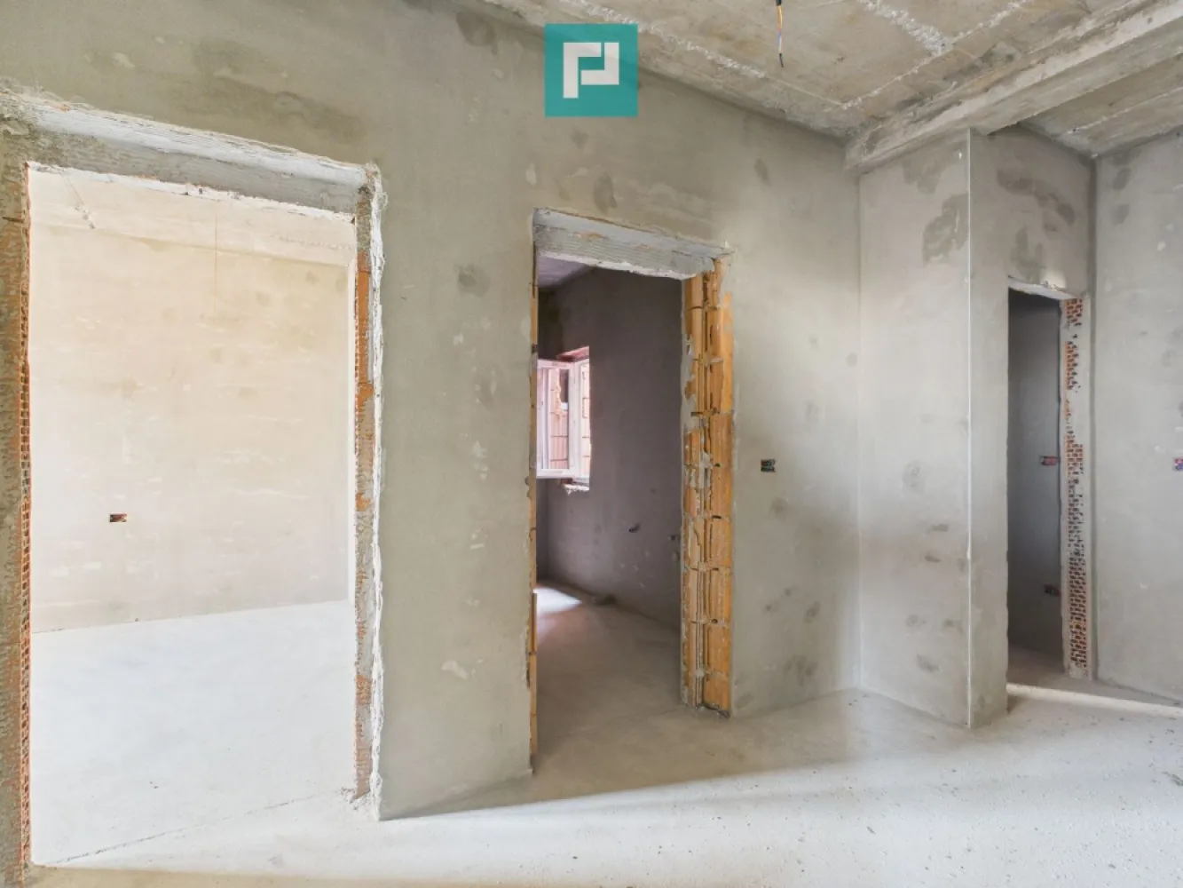 Apartament 2 camere la gri,personalizabil,Giroc - Va propun acest apartament la gri, gata de finalizare în iunie 2026, într-o comună atât de primitoare precum Giroc, aproape de Timișoara, cu școli bune și natură la doi pași. E șansa ta să-l personalizezi exact cum îți dorești, fără compromisuri. Are 59 mp generoși, decomandat, 2 camere la etaj intermediar într-un bloc intim de doar 3 etaje, plus un balcon de 5 mp unde să te bucuri de momente liniștite cu cei dragi, e gândit pentru o viață armonioasă. Zidărie solidă din cărămidă cu izolație completă exterior-interior. Pereți interiori din cărămidă cu vată bazaltică, pentru căldură iarna, răcoare vara și liniște absolută. Geamuri Salamander tripan pentru eficiență energetică și lumină naturală. Uși metalice rezistente la intrare și uși MDF elegante în interior. Acoperiș cu țiglă de beton durabilă, rezistentă la orice caprici al vremii. Prețul este negociabil, în funcție de stadiul finalizării. E o oportunitate ideală să investești într-un cămin solid, într-o comună cu acces rapid la Timișoara, școli și facilități. E mai mult decât o investiție; e fundația unui viitor luminos. Te invit cu căldură să mă suni sau să vii să discutăm – sunt aici să te ghidez cu răbdare în acest pas frumos! Contactează-mă pentru vizionare sau detalii – sunt aici să te ajut să faci pasul acesta important! Consultant imobiliar : Laurențiu Caraman Telefon : 0721824896 Email : laurențiu.caraman@propertylab.ro CP2858320 }}