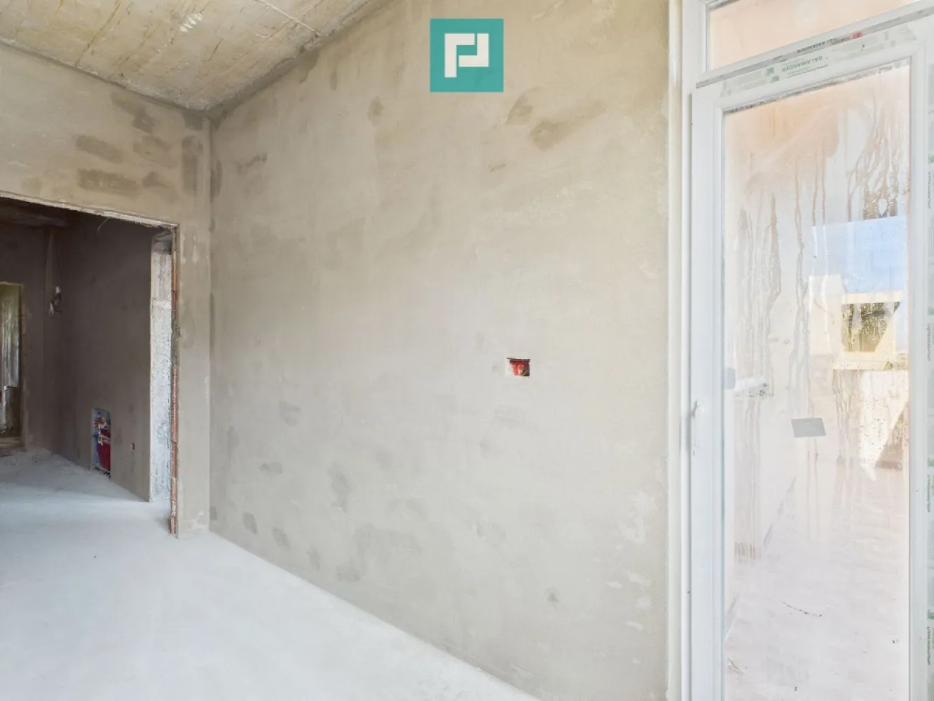 Apartament 2 camere la gri,personalizabil,Giroc - Va propun acest apartament la gri, gata de finalizare în iunie 2026, într-o comună atât de primitoare precum Giroc, aproape de Timișoara, cu școli bune și natură la doi pași. E șansa ta să-l personalizezi exact cum îți dorești, fără compromisuri. Are 59 mp generoși, decomandat, 2 camere la etaj intermediar într-un bloc intim de doar 3 etaje, plus un balcon de 5 mp unde să te bucuri de momente liniștite cu cei dragi, e gândit pentru o viață armonioasă. Zidărie solidă din cărămidă cu izolație completă exterior-interior. Pereți interiori din cărămidă cu vată bazaltică, pentru căldură iarna, răcoare vara și liniște absolută. Geamuri Salamander tripan pentru eficiență energetică și lumină naturală. Uși metalice rezistente la intrare și uși MDF elegante în interior. Acoperiș cu țiglă de beton durabilă, rezistentă la orice caprici al vremii. Prețul este negociabil, în funcție de stadiul finalizării. E o oportunitate ideală să investești într-un cămin solid, într-o comună cu acces rapid la Timișoara, școli și facilități. E mai mult decât o investiție; e fundația unui viitor luminos. Te invit cu căldură să mă suni sau să vii să discutăm – sunt aici să te ghidez cu răbdare în acest pas frumos! Contactează-mă pentru vizionare sau detalii – sunt aici să te ajut să faci pasul acesta important! Consultant imobiliar : Laurențiu Caraman Telefon : 0721824896 Email : laurențiu.caraman@propertylab.ro CP2858320 }}