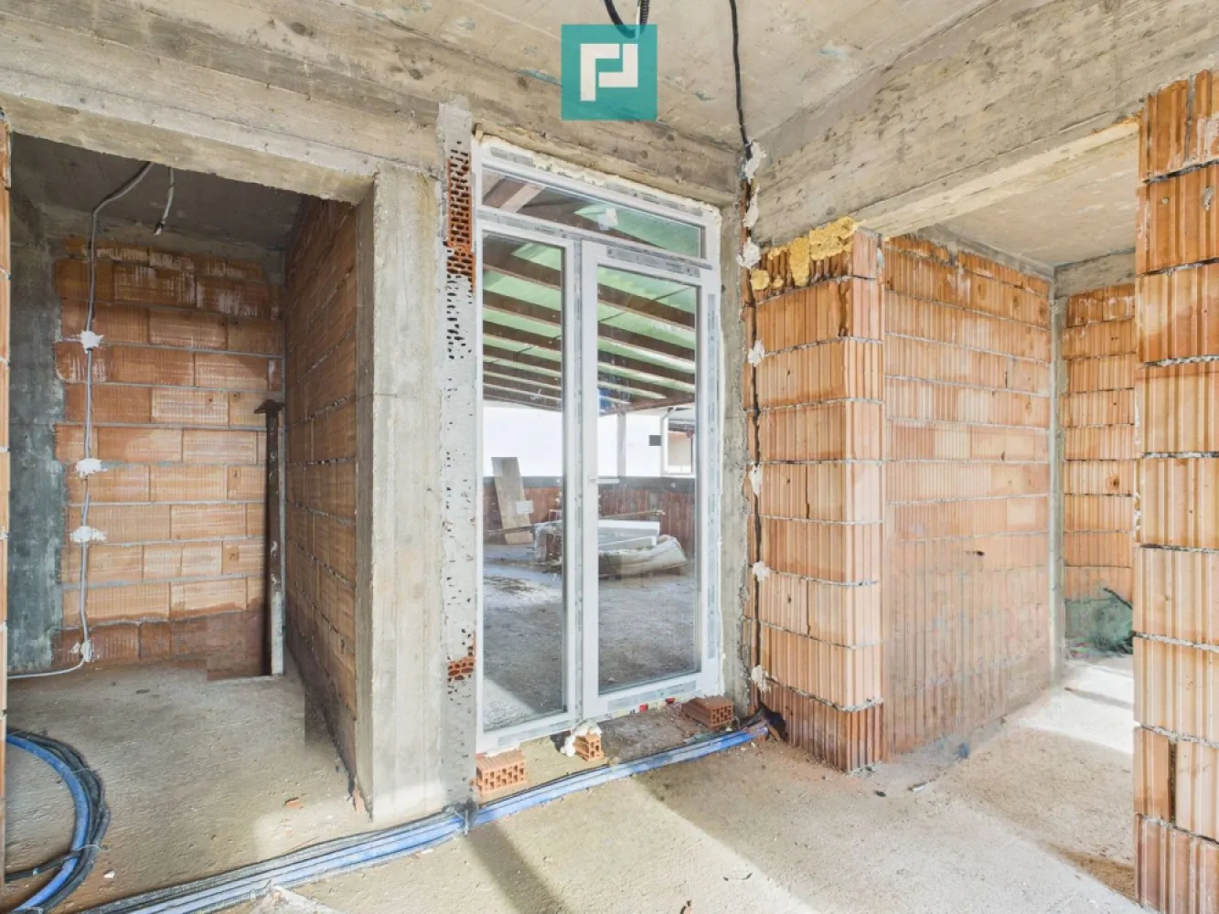 Penthouse cu terasă generoasă, în centrul Chișodei - Penthouse care îți lasă libertatea să visezi – în inima Chișodei Sunt locuri care nu sunt doar construcții, ci începuturi. Acest penthouse la roșu, cu termen de finalizare în iunie 2026, îți oferă șansa de a transforma un spațiu într-un cămin exact așa cum ți-l imaginezi. Situat la ultimul etaj al unui bloc modern cu 3 etaje, chiar în centrul comunei Chișoda, apartamentul îmbină liniștea cu accesul rapid la tot ce contează în viața de zi cu zi. Spațiul tău, așa cum îl vrei: 2 camere decomandate, luminoase și bine proporționate 52 mp utili, eficient compartimentați Terasă exterioară de 53 mp – un adevărat colț de libertate, perfect pentru relaxare, seri cu cei dragi sau activități în aer liber Balcon de 5 mp, ideal pentru micile pauze de respiro Construit cu grijă pentru confortul tău viitor: Zidărie din cărămidă, cu izolație completă Pereți interiori din cărămidă cu vată bazaltică, pentru liniște și confort termic Ferestre Salamander tripan, care aduc lumină și eficiență energetică Ușă metalică la intrare și uși interioare din MDF Acoperiș din țiglă de beton, solid și durabil în timp Acest penthouse nu este doar despre metri pătrați, ci despre posibilitatea de a crea un loc care să te reprezinte, într-o zonă centrală, echilibrată și bine conectată. Consultant imobiliar : Laurențiu Caraman Telefon : 0721824896 Email : laurențiu.caraman@propertylab.ro CP2858282 }}