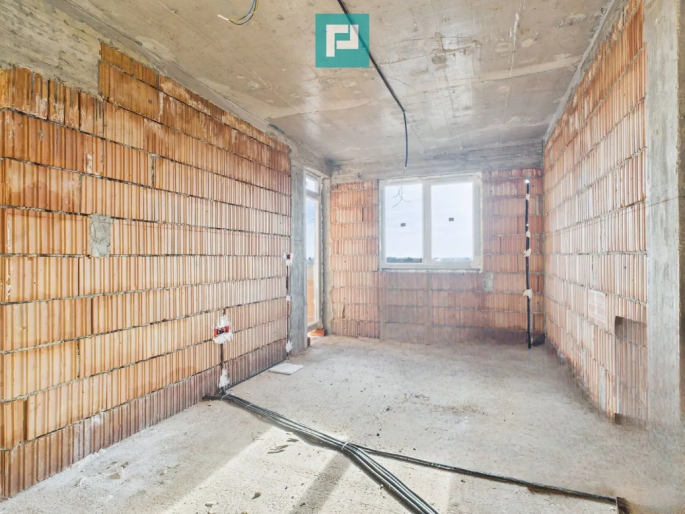 Penthouse cu terasă generoasă, în centrul Chișodei - Penthouse care îți lasă libertatea să visezi – în inima Chișodei Sunt locuri care nu sunt doar construcții, ci începuturi. Acest penthouse la roșu, cu termen de finalizare în iunie 2026, îți oferă șansa de a transforma un spațiu într-un cămin exact așa cum ți-l imaginezi. Situat la ultimul etaj al unui bloc modern cu 3 etaje, chiar în centrul comunei Chișoda, apartamentul îmbină liniștea cu accesul rapid la tot ce contează în viața de zi cu zi. Spațiul tău, așa cum îl vrei: 2 camere decomandate, luminoase și bine proporționate 52 mp utili, eficient compartimentați Terasă exterioară de 53 mp – un adevărat colț de libertate, perfect pentru relaxare, seri cu cei dragi sau activități în aer liber Balcon de 5 mp, ideal pentru micile pauze de respiro Construit cu grijă pentru confortul tău viitor: Zidărie din cărămidă, cu izolație completă Pereți interiori din cărămidă cu vată bazaltică, pentru liniște și confort termic Ferestre Salamander tripan, care aduc lumină și eficiență energetică Ușă metalică la intrare și uși interioare din MDF Acoperiș din țiglă de beton, solid și durabil în timp Acest penthouse nu este doar despre metri pătrați, ci despre posibilitatea de a crea un loc care să te reprezinte, într-o zonă centrală, echilibrată și bine conectată. Consultant imobiliar : Laurențiu Caraman Telefon : 0721824896 Email : laurențiu.caraman@propertylab.ro CP2858282 }}