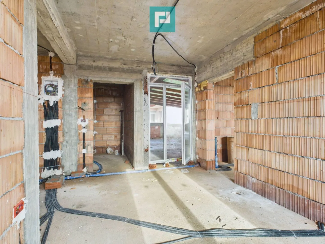 Penthouse cu terasă generoasă, în centrul Chișodei - Penthouse care îți lasă libertatea să visezi – în inima Chișodei Sunt locuri care nu sunt doar construcții, ci începuturi. Acest penthouse la roșu, cu termen de finalizare în iunie 2026, îți oferă șansa de a transforma un spațiu într-un cămin exact așa cum ți-l imaginezi. Situat la ultimul etaj al unui bloc modern cu 3 etaje, chiar în centrul comunei Chișoda, apartamentul îmbină liniștea cu accesul rapid la tot ce contează în viața de zi cu zi. Spațiul tău, așa cum îl vrei: 2 camere decomandate, luminoase și bine proporționate 52 mp utili, eficient compartimentați Terasă exterioară de 53 mp – un adevărat colț de libertate, perfect pentru relaxare, seri cu cei dragi sau activități în aer liber Balcon de 5 mp, ideal pentru micile pauze de respiro Construit cu grijă pentru confortul tău viitor: Zidărie din cărămidă, cu izolație completă Pereți interiori din cărămidă cu vată bazaltică, pentru liniște și confort termic Ferestre Salamander tripan, care aduc lumină și eficiență energetică Ușă metalică la intrare și uși interioare din MDF Acoperiș din țiglă de beton, solid și durabil în timp Acest penthouse nu este doar despre metri pătrați, ci despre posibilitatea de a crea un loc care să te reprezinte, într-o zonă centrală, echilibrată și bine conectată. Consultant imobiliar : Laurențiu Caraman Telefon : 0721824896 Email : laurențiu.caraman@propertylab.ro CP2858282 }}