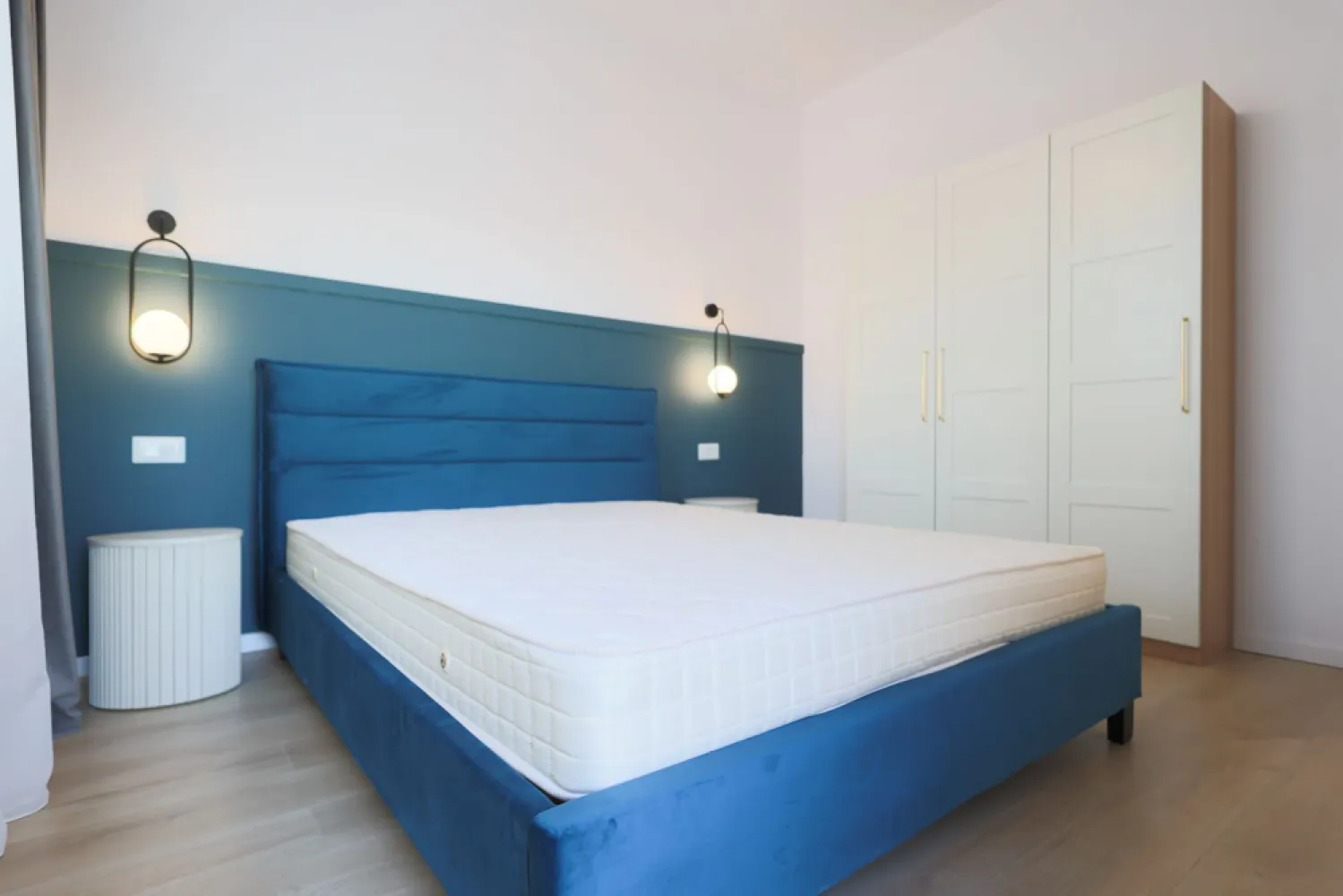 CEL MAI BUN PRET pentru un PENTHOUSE NOU – ARED LANGA AFI - COMISION 0 - Cauți un penthouse modern într-un bloc NOU, la un preț de neegalat? 
Acum ai ocazia!

📍 Situat în cel mai nou bloc ARED din complexul ARED AFI (finalizare: 30.11.2026), acest apartament se află într-un ansamblu securizat, cu 4 căi de acces și un parc privat de 1,6 hectare cu zone de relaxare, locuri de joacă, terenuri multisport și pistă de alergat.

✨ Detalii apartament:
- Suprafață: 46 mp utili + terasă 5 mp
- Etaj 6/6 | Bloc cu lift
- Compartimentare: living open-space cu bucătărie, dormitor, baie, terasă

💰 Preț & Avantaje:
- Cel mai bun preț pentru un penthouse NOU în ARED AFI
- Se vinde nefinisat (TVA nu este inclus)
- Opțiune de finisare și mobilare contracost
- Loc de parcare inclus in preț

✅ Unic pe piață – raport imbatabil între preț, localizare și confort!

📞 Contactează-mă pentru detalii la 0755 274 519 - Daniel Hord – Consultant ARED - Birou Centru.

Nu dispui de toată suma? Te ajutăm noi gratuit! Îți obținem oferte de la 16 bănci
Ai o proprietate de vânzare în Arad și vrei să știi cât valorează cu adevărat?
Sună-mă pentru o evaluare GRATUITĂ!