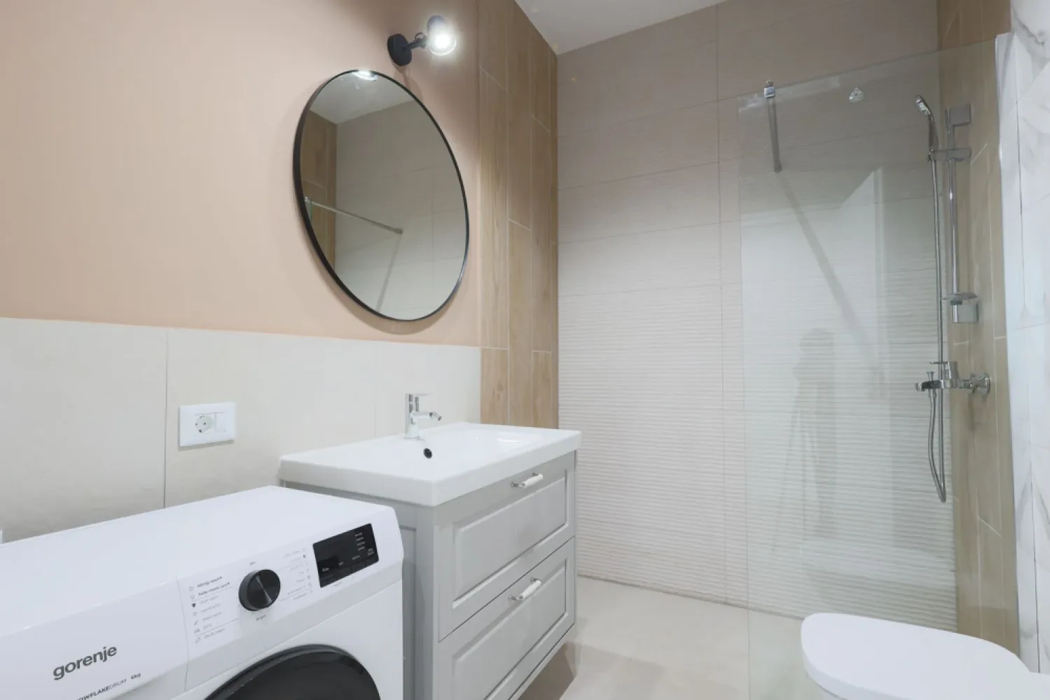 CEL MAI BUN PRET pentru un PENTHOUSE NOU – ARED LANGA AFI - COMISION 0 - Cauți un penthouse modern într-un bloc NOU, la un preț de neegalat? 
Acum ai ocazia!

📍 Situat în cel mai nou bloc ARED din complexul ARED AFI (finalizare: 30.11.2026), acest apartament se află într-un ansamblu securizat, cu 4 căi de acces și un parc privat de 1,6 hectare cu zone de relaxare, locuri de joacă, terenuri multisport și pistă de alergat.

✨ Detalii apartament:
- Suprafață: 46 mp utili + terasă 5 mp
- Etaj 6/6 | Bloc cu lift
- Compartimentare: living open-space cu bucătărie, dormitor, baie, terasă

💰 Preț & Avantaje:
- Cel mai bun preț pentru un penthouse NOU în ARED AFI
- Se vinde nefinisat (TVA nu este inclus)
- Opțiune de finisare și mobilare contracost
- Loc de parcare inclus in preț

✅ Unic pe piață – raport imbatabil între preț, localizare și confort!

📞 Contactează-mă pentru detalii la 0755 274 519 - Daniel Hord – Consultant ARED - Birou Centru.

Nu dispui de toată suma? Te ajutăm noi gratuit! Îți obținem oferte de la 16 bănci
Ai o proprietate de vânzare în Arad și vrei să știi cât valorează cu adevărat?
Sună-mă pentru o evaluare GRATUITĂ!