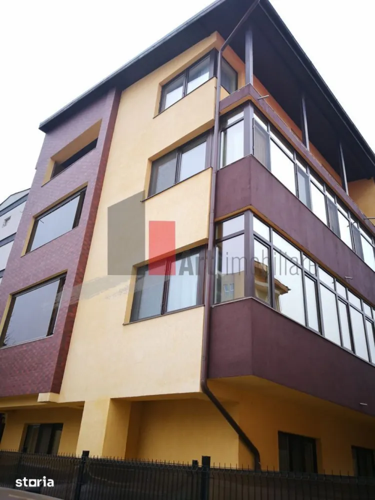 Vanzare apartament 3 camere | Bloc (8 ap) | Loc de parcare | Gorjului - Vă prezentăm spre vânzare un apartament modern cu 3 camere, situat pe strada Moinești, într-un bloc boutique construit în 2017, cu doar 8 apartamente, oferind liniște și o comunitate restrânsă de vecini.
 Blocul dispune de o curte mica interioara, oferind intimitate. Un alt avantaj important este poziționarea excelentă: 450 m de Parcul Liniei – Faza 2aproximativ 12 minute de mers pe jos până la metrou Gorjului (M3) sau Valea Ialomiței(M5)Statia de autobuz Petuniei in fata bloculuiLidl Moinești vis a vis de blocAcces rapid către Bd. Timisoara si Bd. Iuliu ManiuIn apropiere de școli, grădinițe, supermarketuri, farmacii Apartamentul este situat la etajul 3 din 3 și are o suprafață utilă de 65 mp, fiind compartimentat semidecomandat și alcătuit din living generos cu bucătărie open-space, două dormitoare și două băi.Caracteristici:65 mp utiliBloc construit în 2017Doar 8 apartamente în imobilEtaj 3 din 3Living spațios cu bucătărie open-space2 dormitoare2 băi (cadă și cabină de duș)Centrală termică proprieAer condiționatLoc de parcare inclusSe vinde complet mobilat și utilat. Se vinde exact cum este prezentat în fotografii, cu toate electrocasnicele incluse.Localizare excelentă:Această proprietate este ideală pentru o familie care își dorește confortul unui apartament modern într-un bloc cu puțini vecini, dar și pentru investitori care caută o locuință într-o zonă aflată în continuă dezvoltare.Pentru informații suplimentare și programarea unei vizionări, vă rog să mă contactați.