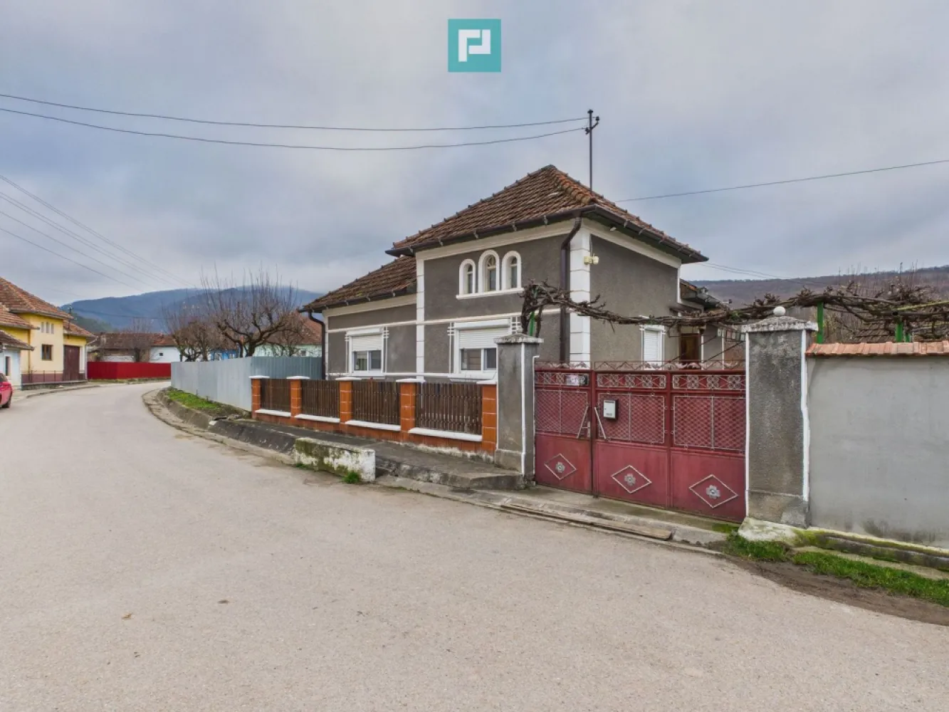Casă, Valea Sighistelului, Jud.Bihor - Casă cu curte si teren în Sighistel ( Valea Sighistelului) – 5 km de Stei Casă din caramida situată la nr. 2 pe strada principală din Sighistel, intr-o zona turistica de exceptie, la 20 de minute cu masina de aproape orice obiectiv turistic din Muntii Apuseni (Pestera Ursilor, Partia de Schi Vartop, Valea Sighistelului, Padis, Manastirea Izbuc, Stana de Vale). Compusă din 3 camere, bucătărie, baie și camara, cu 3 anexe mari si garaj si cu teren si curte mare cu vie si gazon. Teren: 500 mp Front stradal: 35 m Fundație solidă, pod, structură rezistentă. Construită din caramida, cu geamuri termopan si rulouri PVC, bine întreținută, locuită permanent. Vara răcoroasă, iarna călduroasă. Utilități: apă, curent, sistem propriu de evacuare, internet, supraveghere video. Încălzire cu sobe de teracotă (posibilitate montare centrală pe lemne). Se vinde mobilată, conform pozelor. Necesită mici modernizări, locuibilă imediat. O casă de familie îngrijită, cu potențial și liniște. Ramon Morar - Consultant imobiliar Property Lab. Telefon – 0771 796 288 ramon.morar@propertylab.ro CP 2854690 }}
